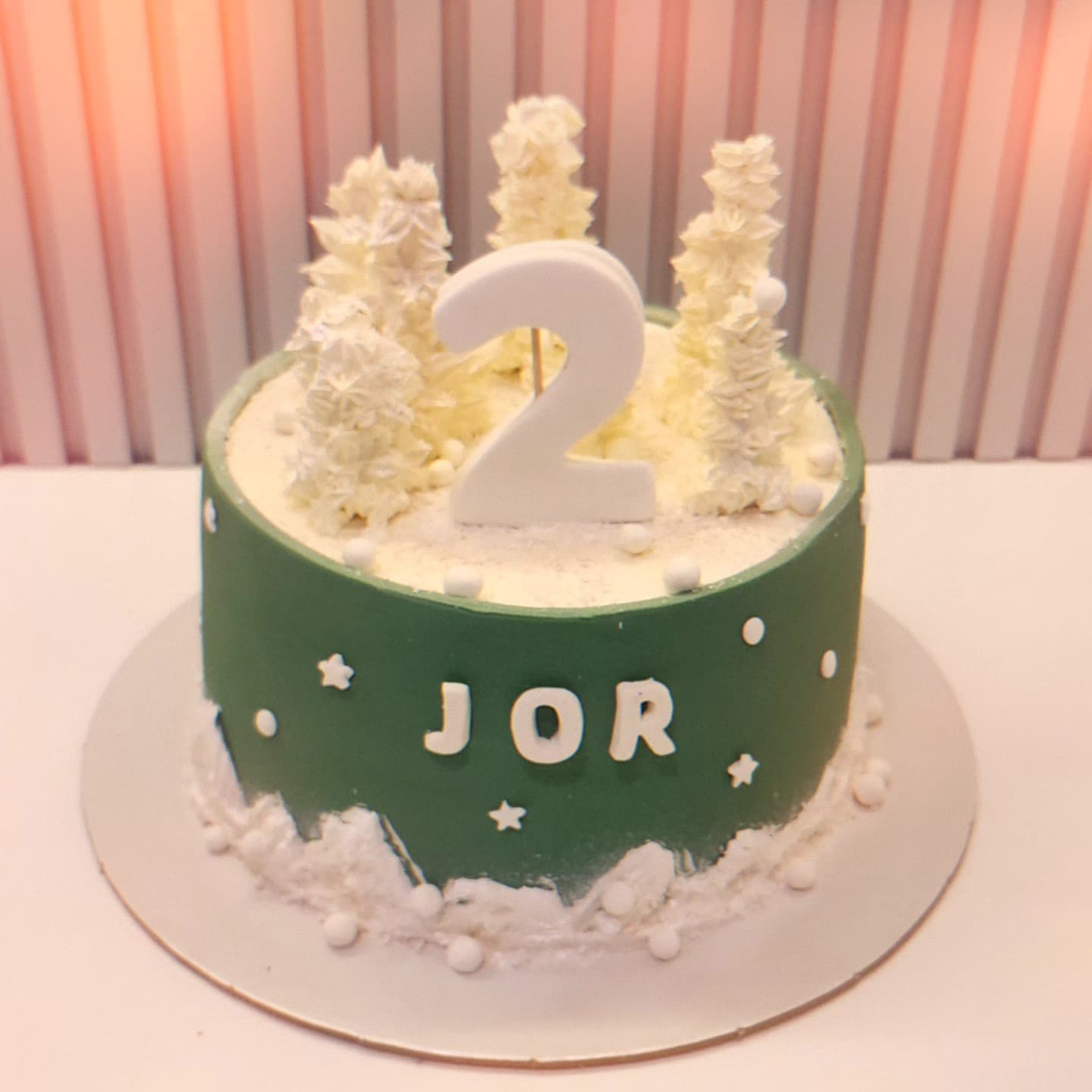 Torte Dimërore me Numër - Torte për Fëmijë | Tortelinda Torte dimërore jeshile me numrin 2 dhe dekorime bore