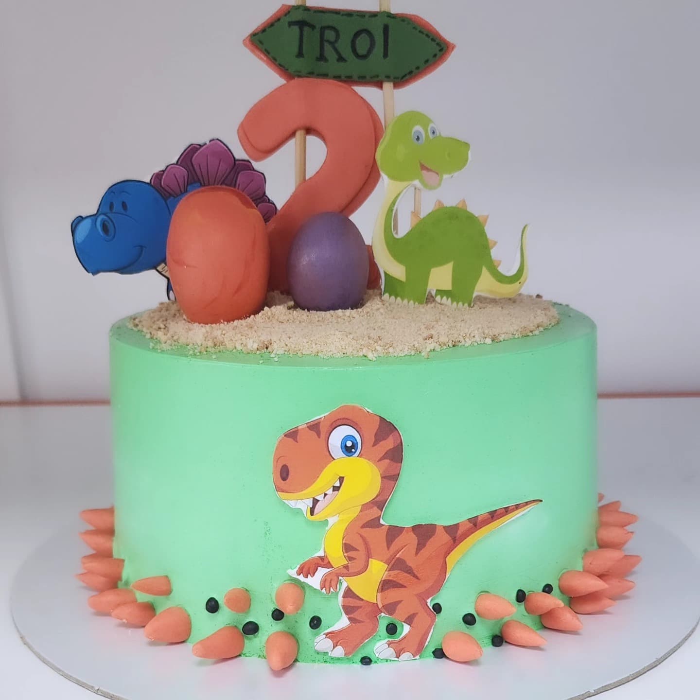 Torte Dinosaur për 2-Vjetor - Torte për Fëmijë | Tortelinda Torte me dizajn dinosaurësh për 2-vjetor