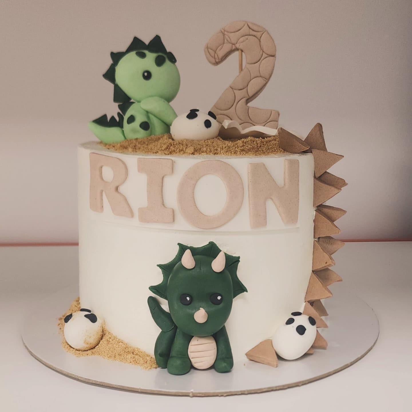 Torte Dinosaur për Ditëlindje 2-Vjetor - Torte për Fëmijë | Tortelinda Torte me dinosaur dhe numrin 2, dizajn për ditëlindje