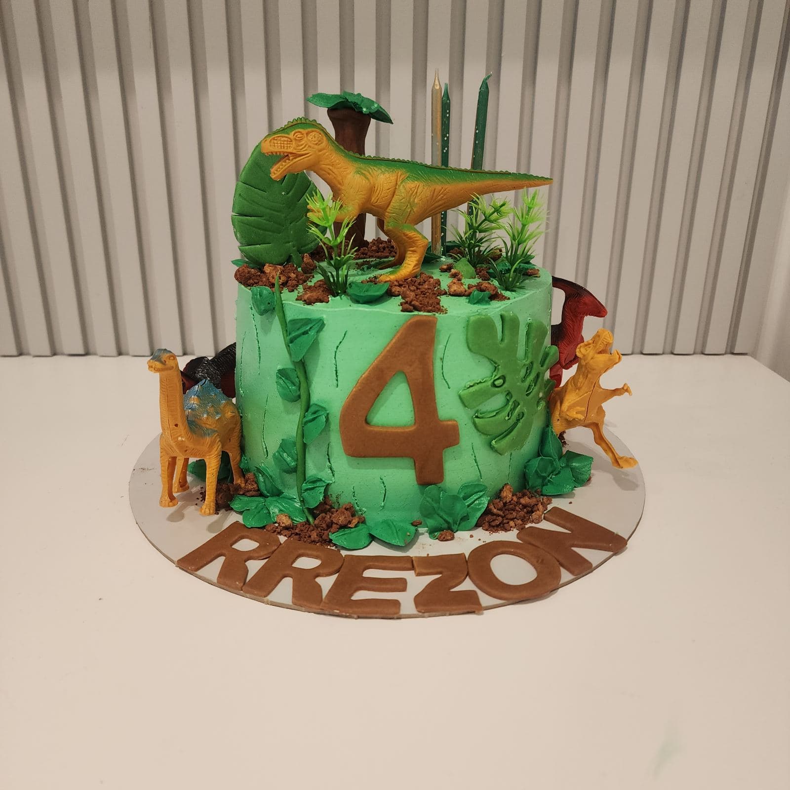 Torte me temë dinozaur për ditëlindje 4-vjeçare