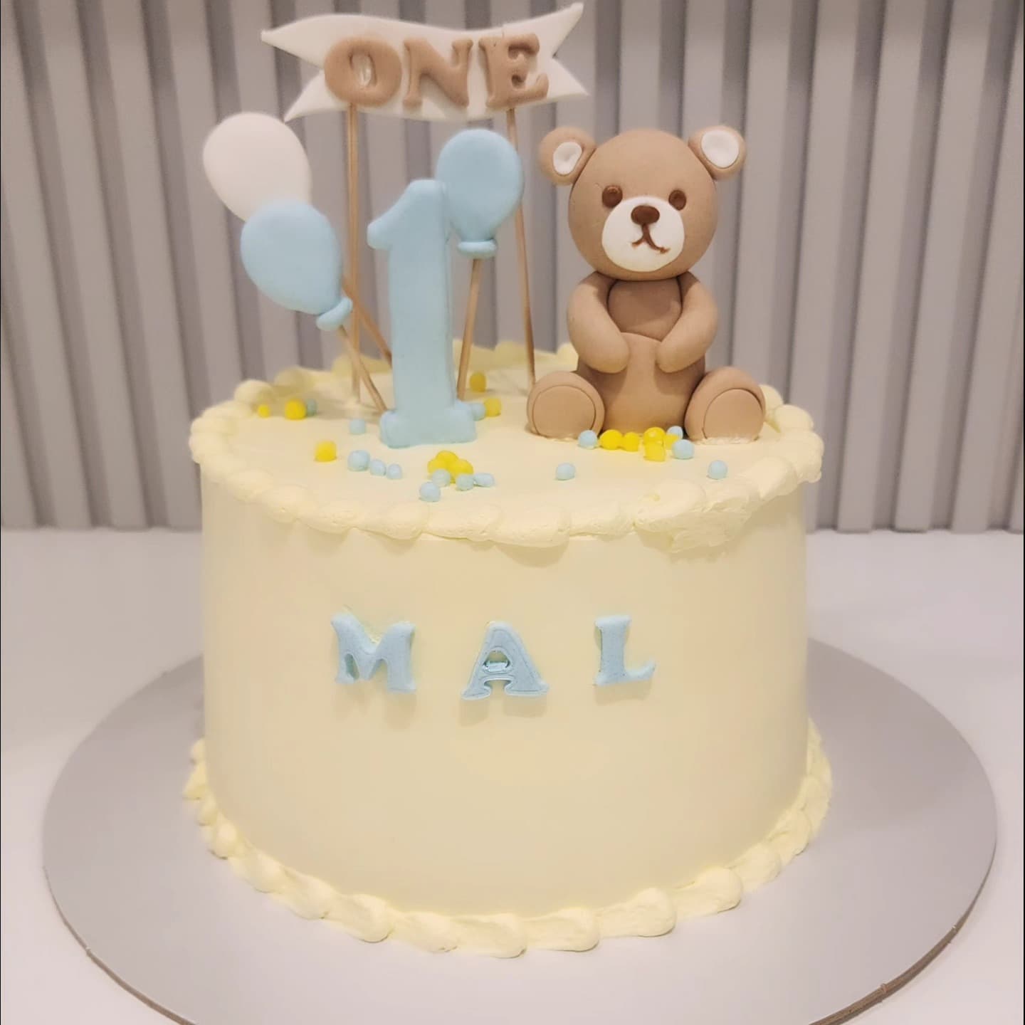 Torte ditëlindje me ari dhe balona për fëmijë