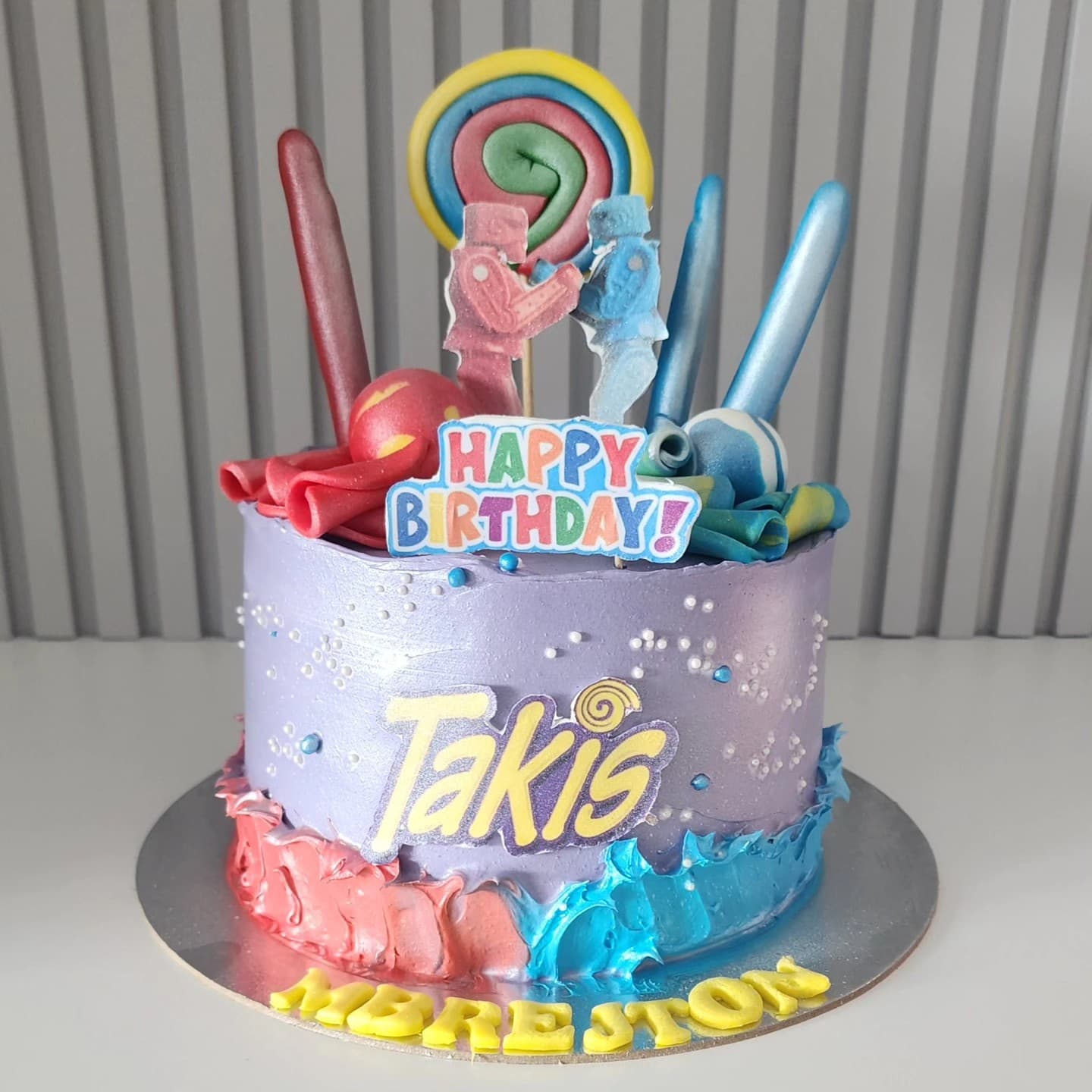 Torte për ditëlindje me dekorime shumëngjyrëshe dhe mbishkrim 'Happy Birthday'