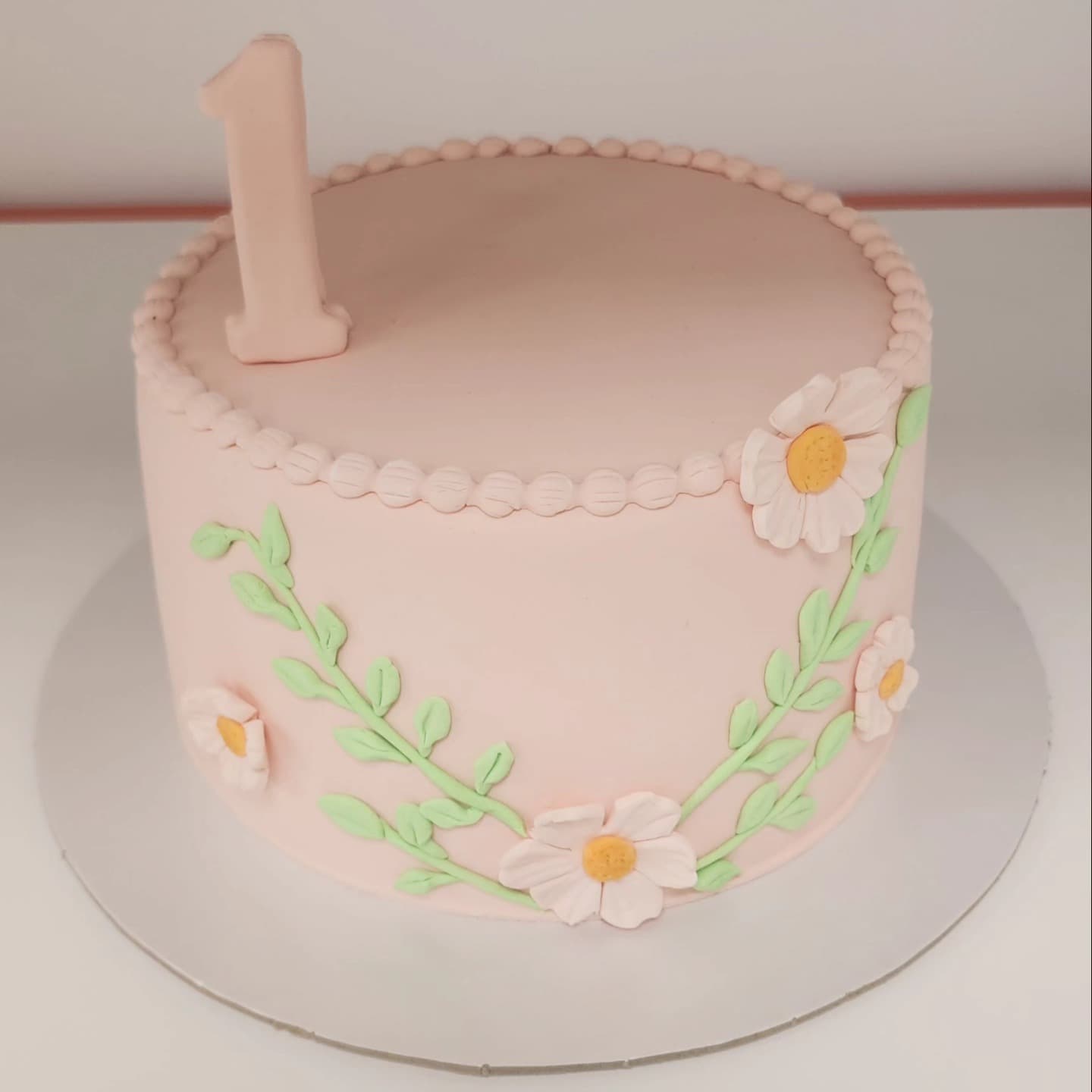 Torte ditëlindje rozë me lule dhe numër 1