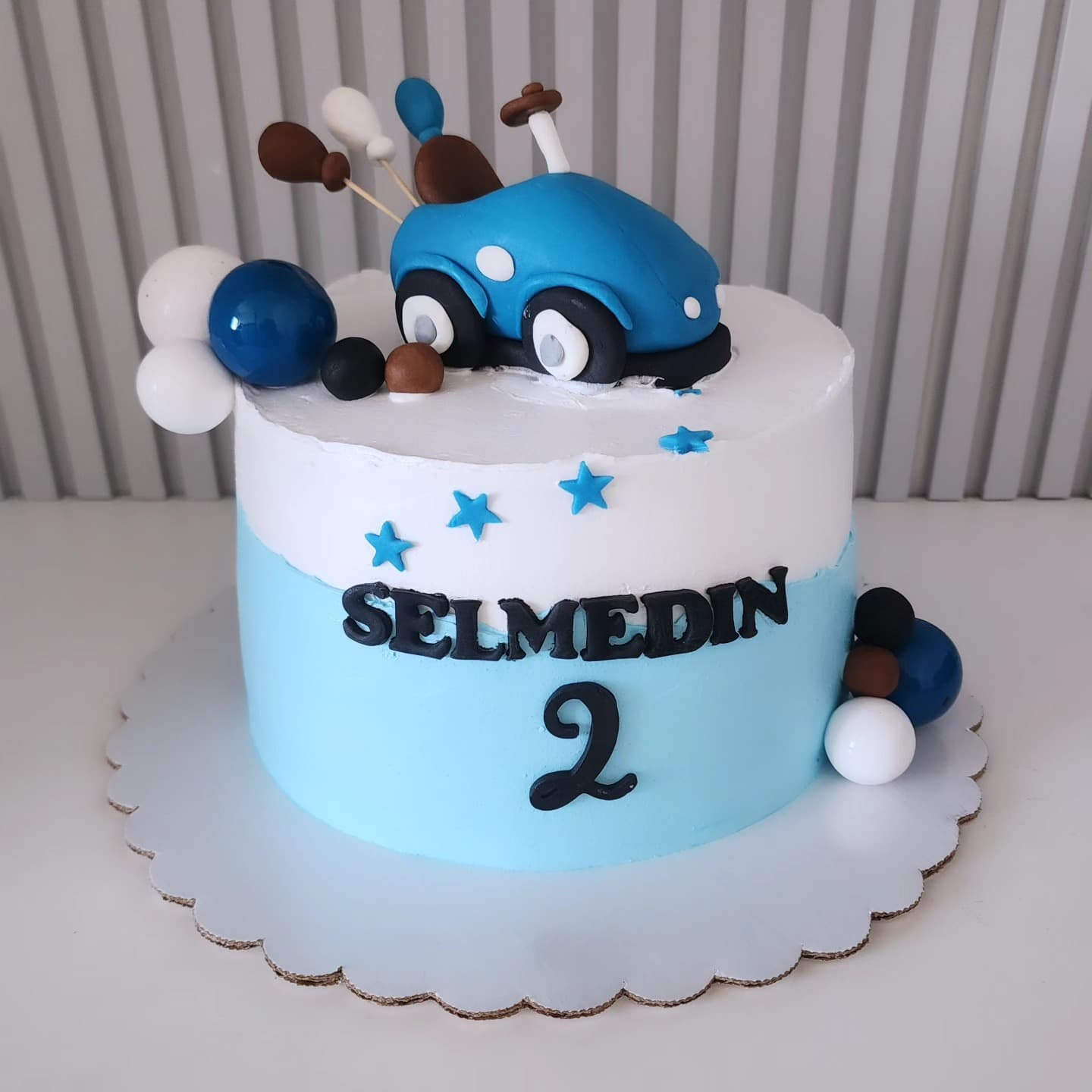 Torte ditëlindje me makinë blu dhe dekor për 2-vjetor