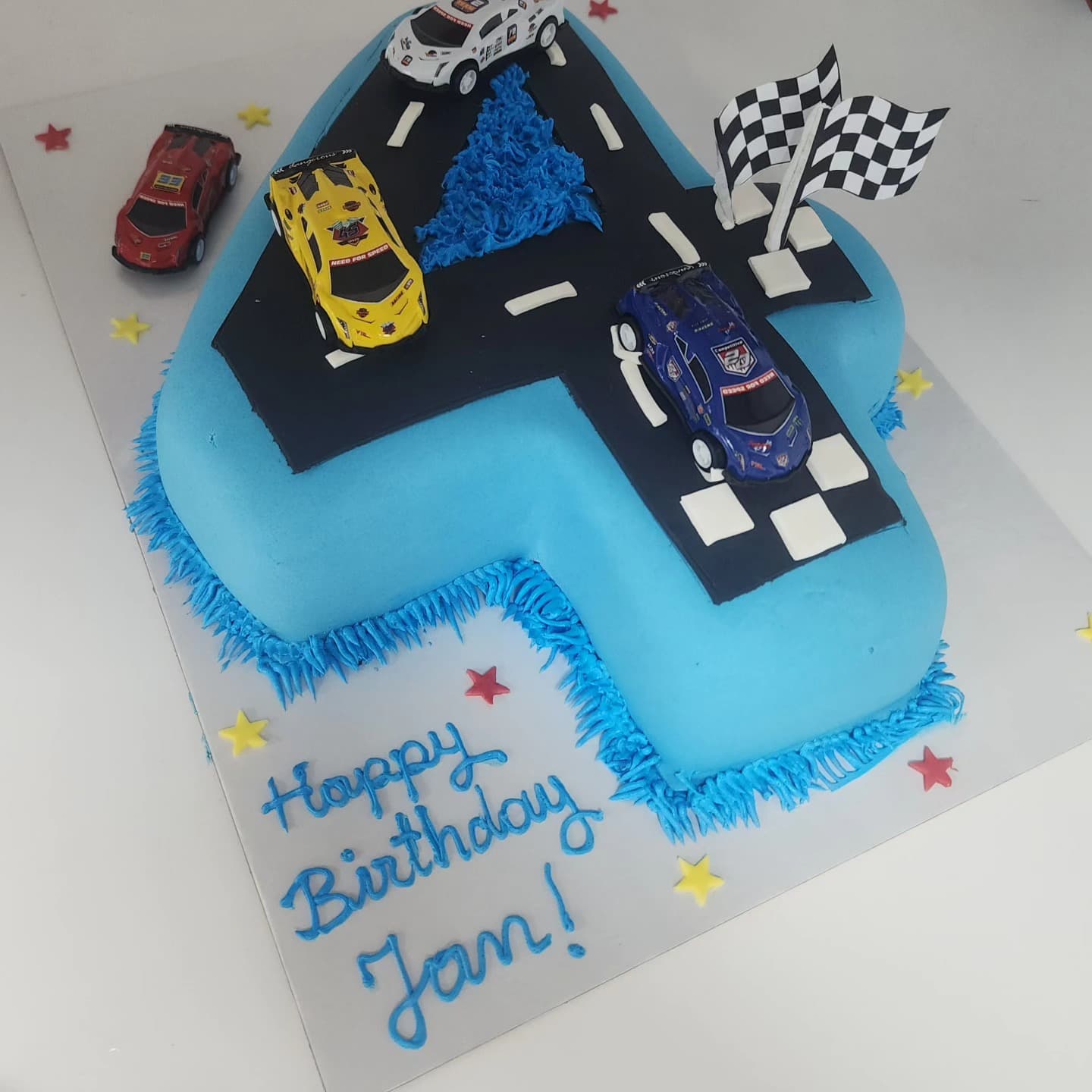 Torte Ditëlindje me Makina Gara - Torte për Fëmijë | Tortelinda Torte ditëlindje me makina gara në formë numri