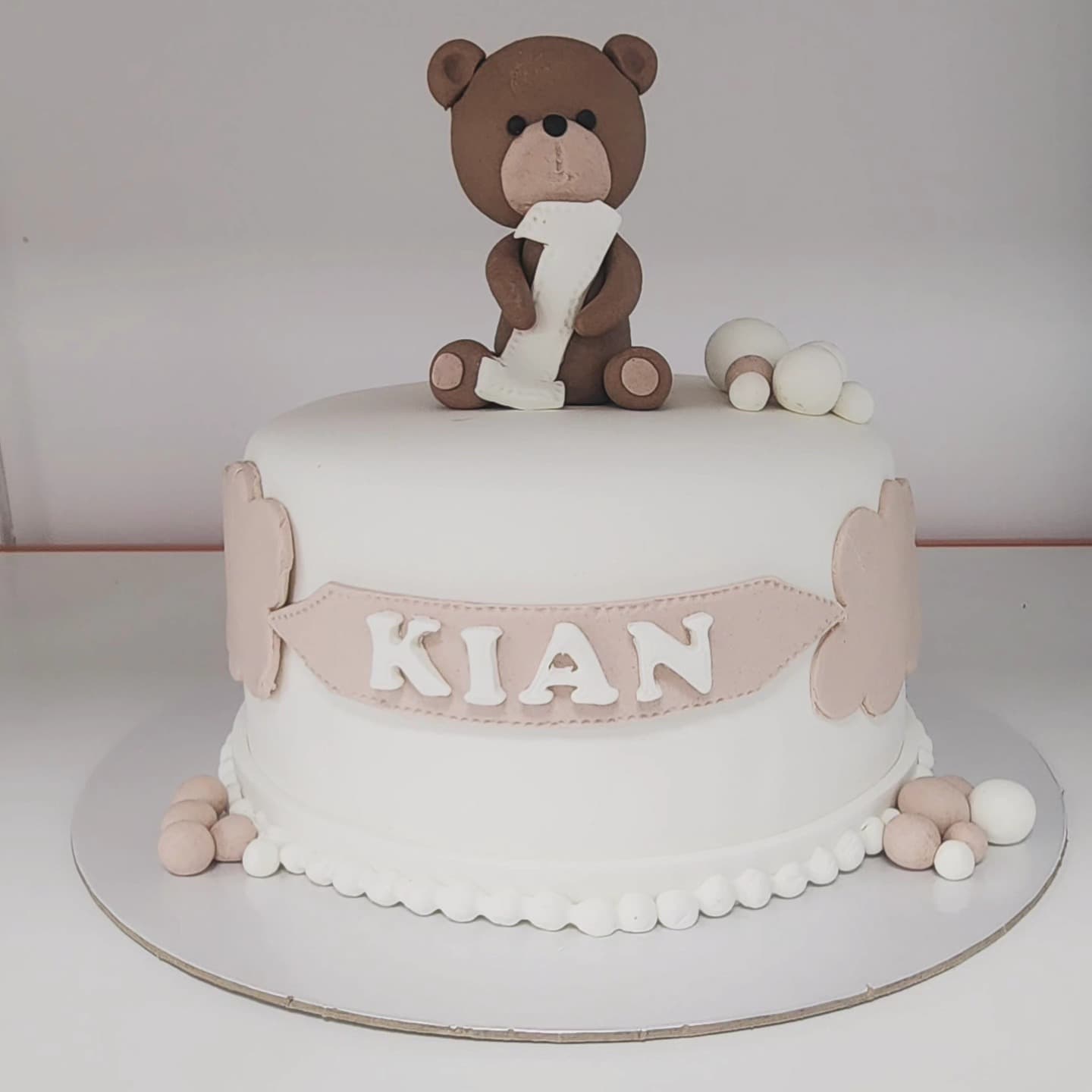 Torte ditëlindje me arush dhe numër për fëmijë