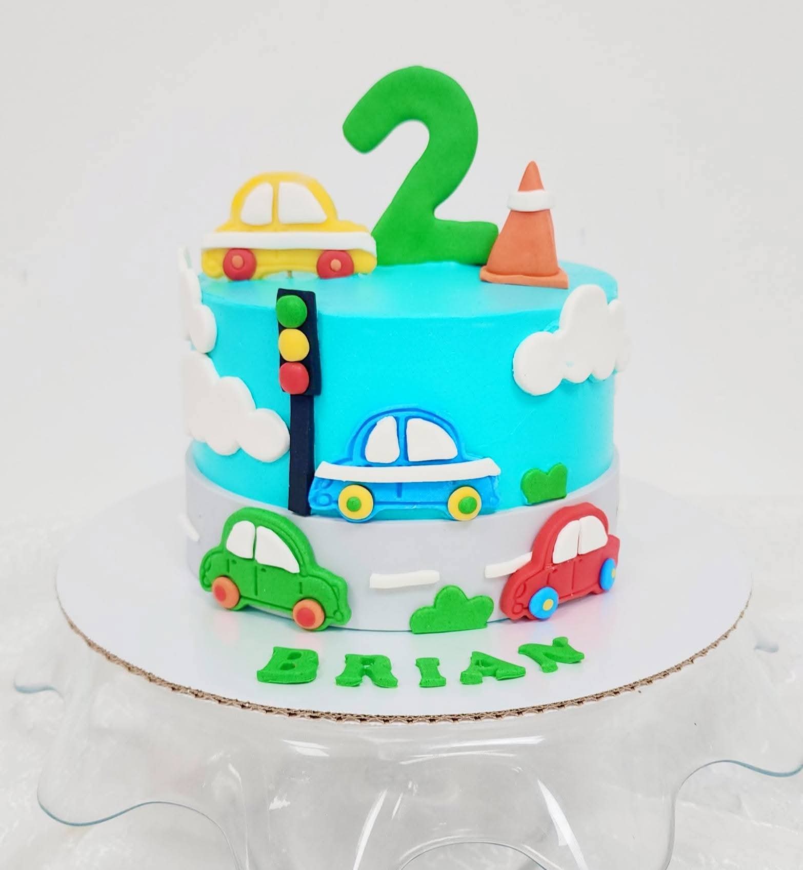 Tortë ditëlindjeje me makina dhe numrin dy