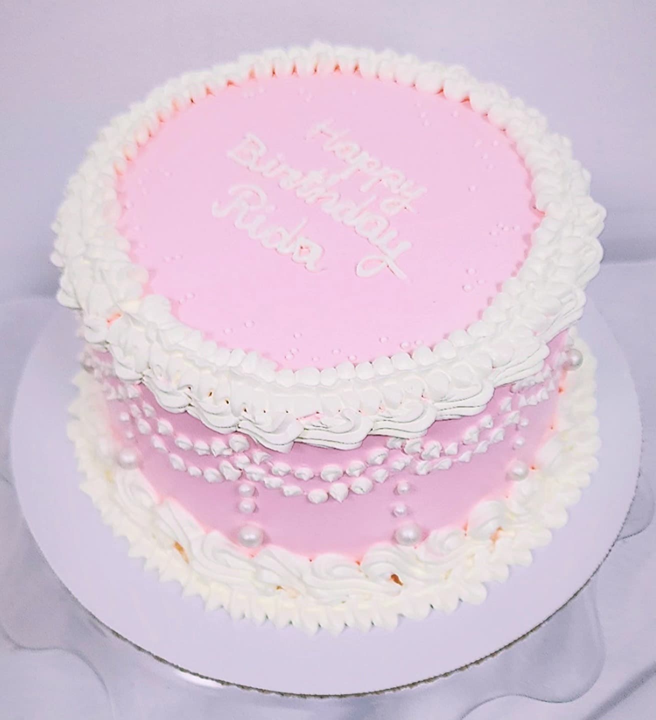 Torte elegane rozë me dekor perle për ditëlindje