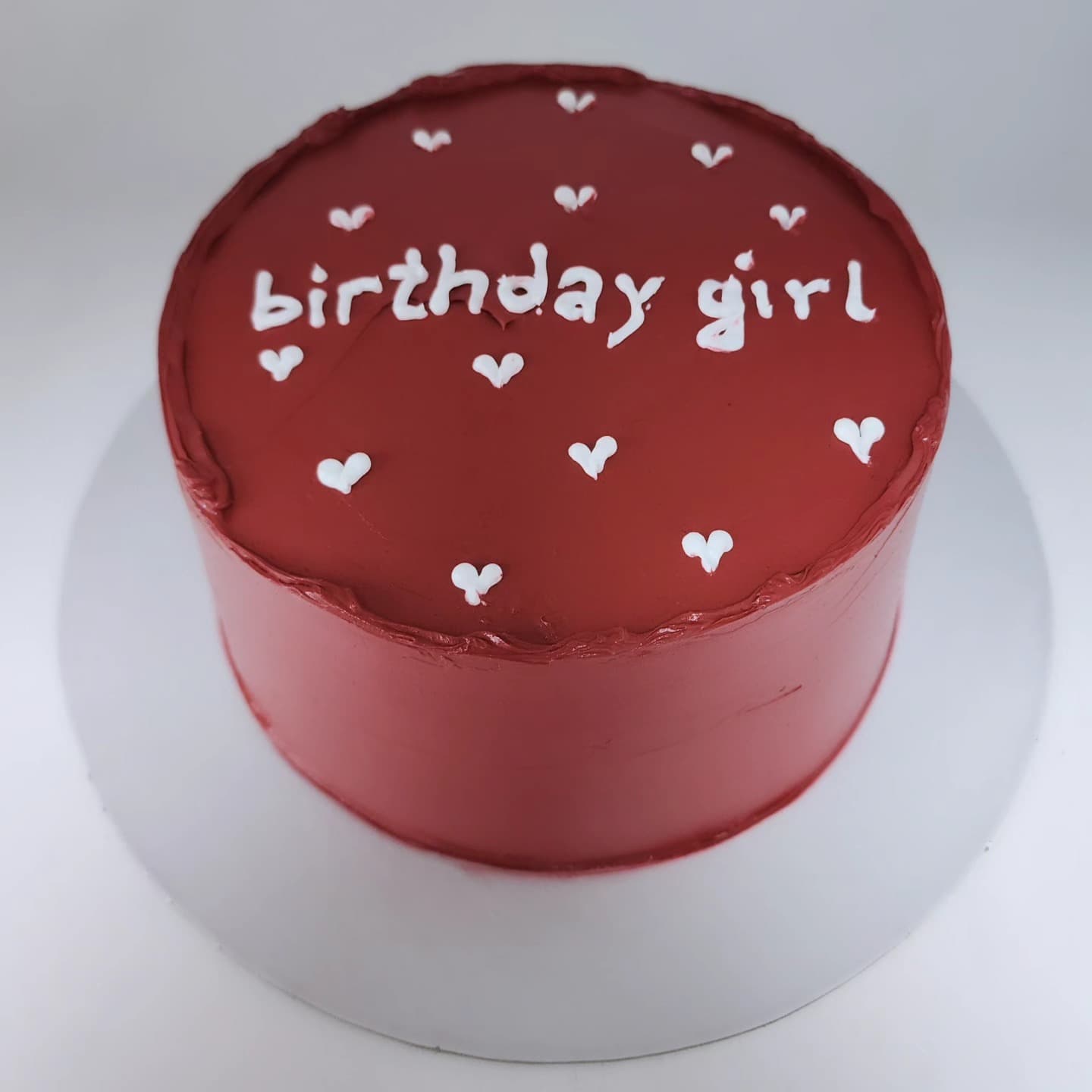 Torte Ditëlindje Vajze me Zemra - Torte për Vajza | Tortelinda Torte ditëlindje e kuqe me mbishkrim 'birthday girl' dhe zemra