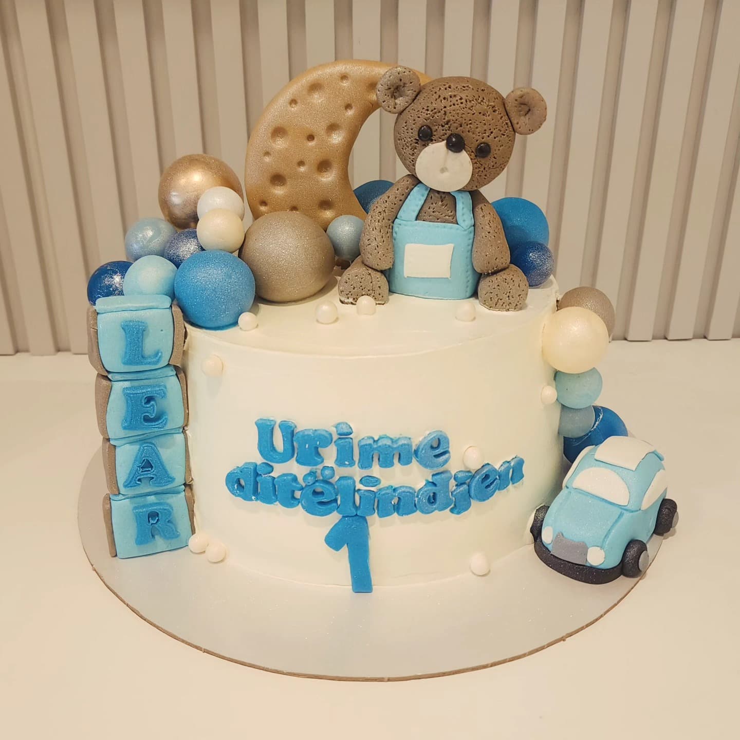 Tortë për 1 vjetorin e djalit me arush, hënë, makinë dhe kuba me emrin Lear – Tortelinda Prishtinë