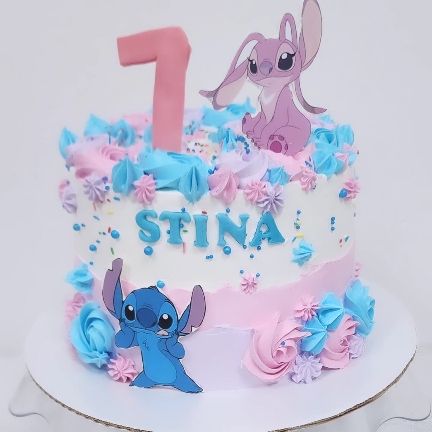 Torte me temën Stitch për ditëlindje me ngjyra rozë dhe blu