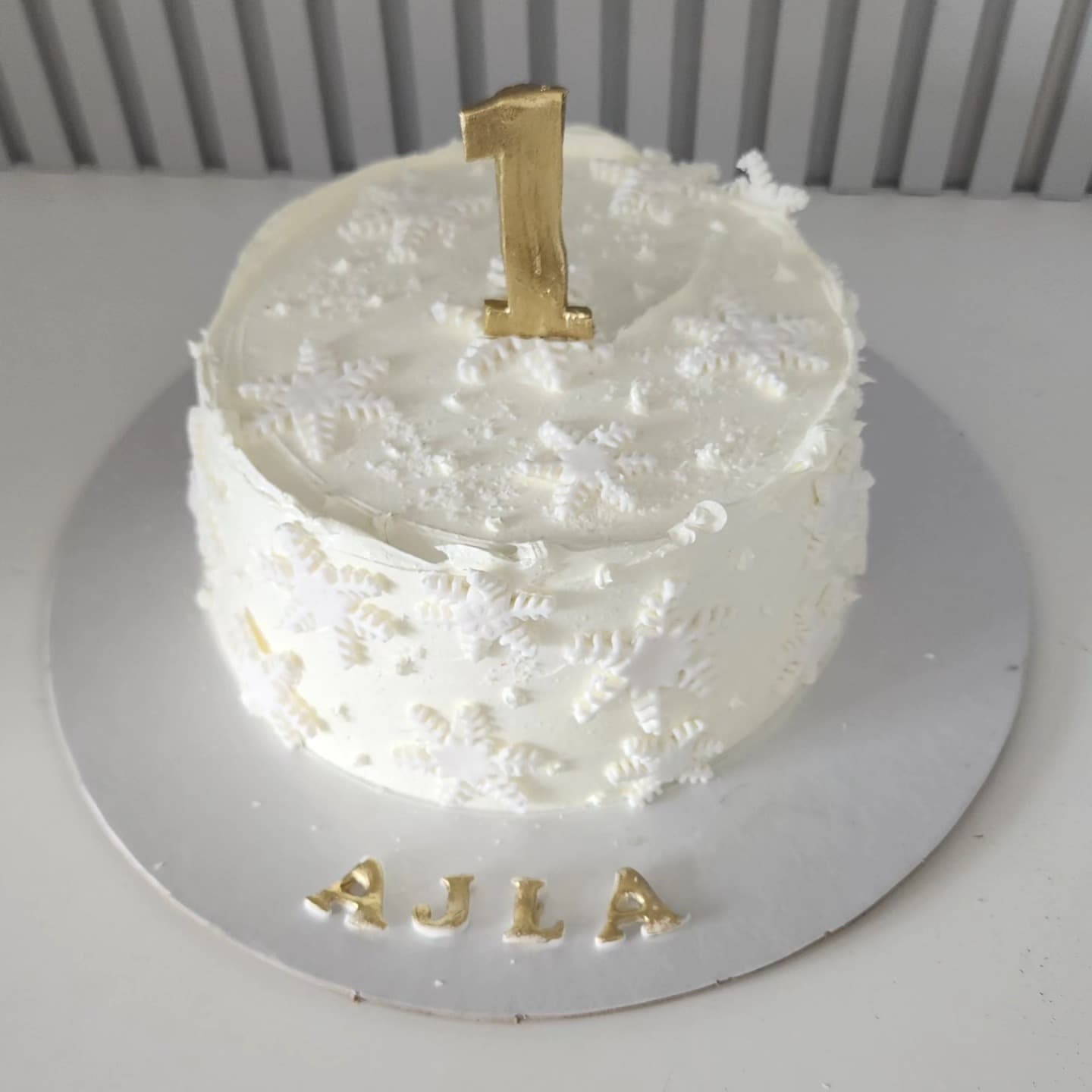 Torte e Parë Ditëlindjeje Borëbardhë - Torte 1 Vjeç | Tortelinda Torte e bardhë me numrin 1 dhe dekorime në formë floku bore
