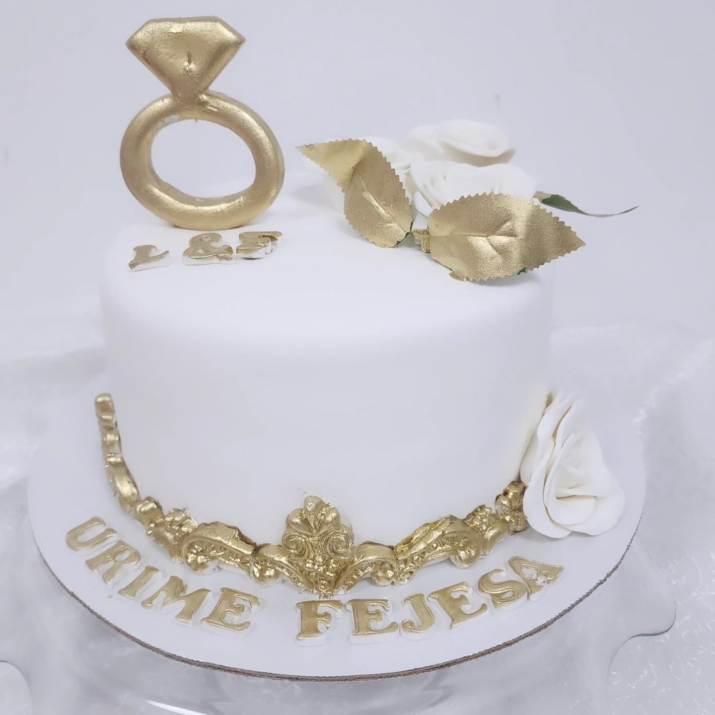 Torte Elegante Fejese me Unazë - Torte për Fejesë | Tortelinda Torte fejese me unazë të artë dhe detaje të arta
