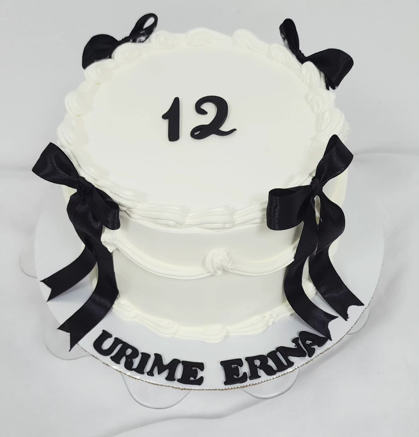 Torte e bardhë me fjongo të zeza dhe numrin 12