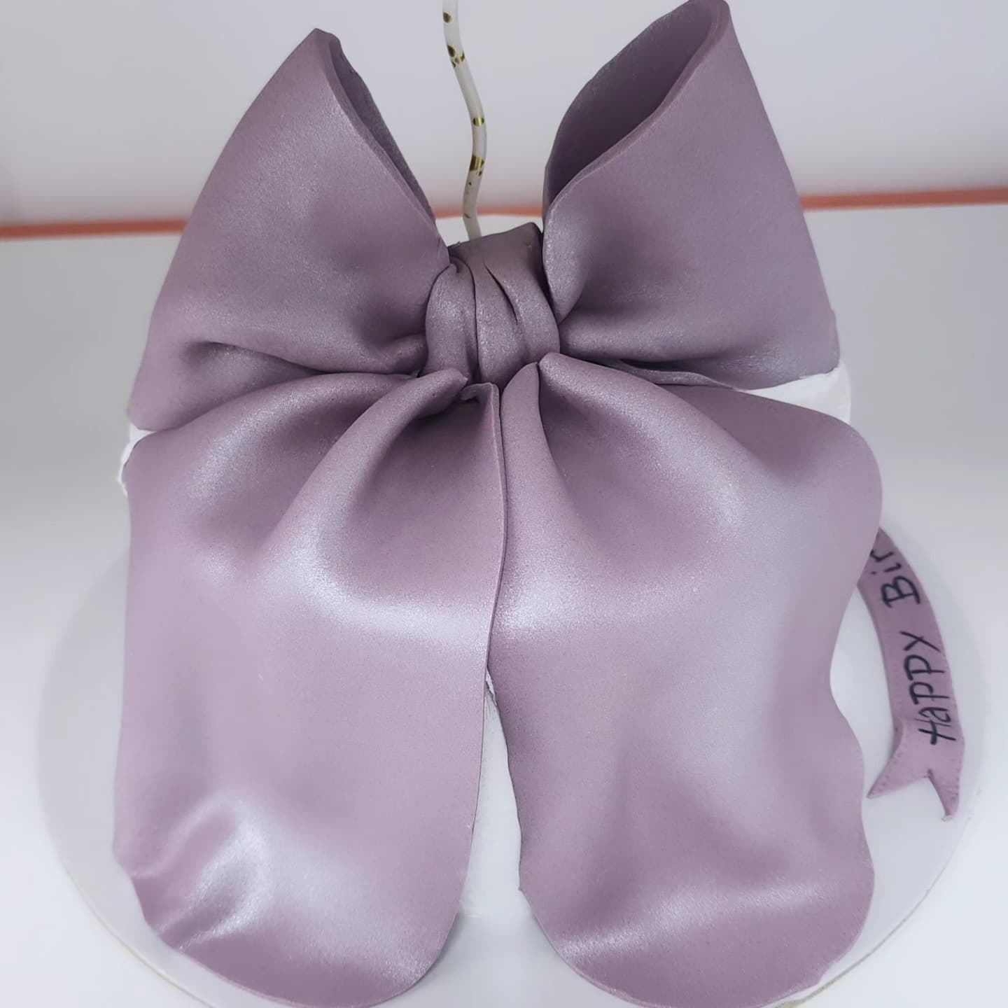 Torte Elegante me Fjongo Vjollcë - Torte për Ditëlindje | Tortelinda Torte me fjongo të madhe vjollcë