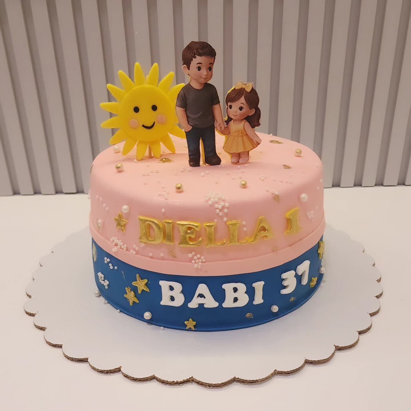 Torte Familjare me Diellin dhe Babin - Torte për Ditëlindje | Tortelinda Torte dy-katëshe me figura familjare dhe diell