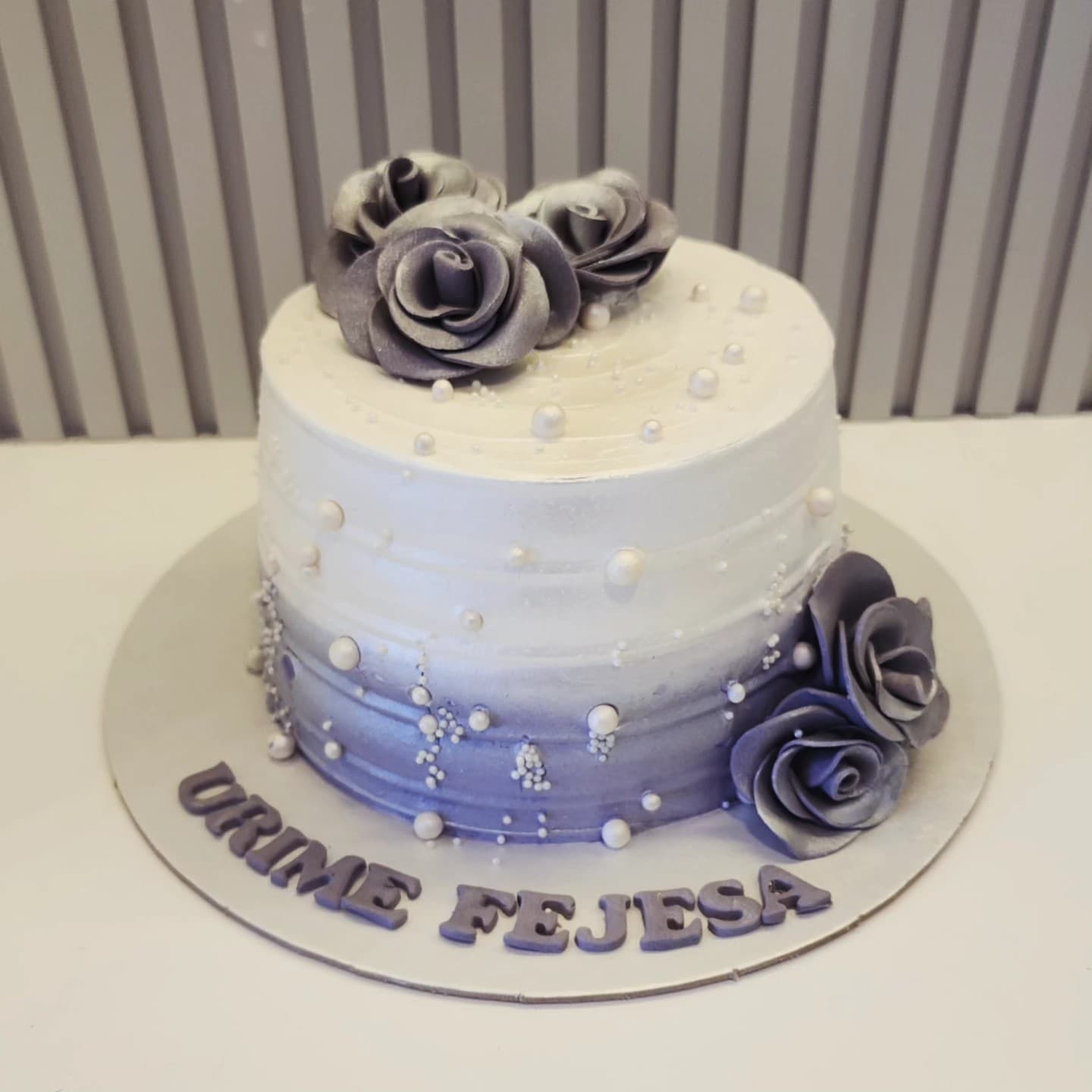 Torte fejese me trëndafila gri dhe dekor perlash