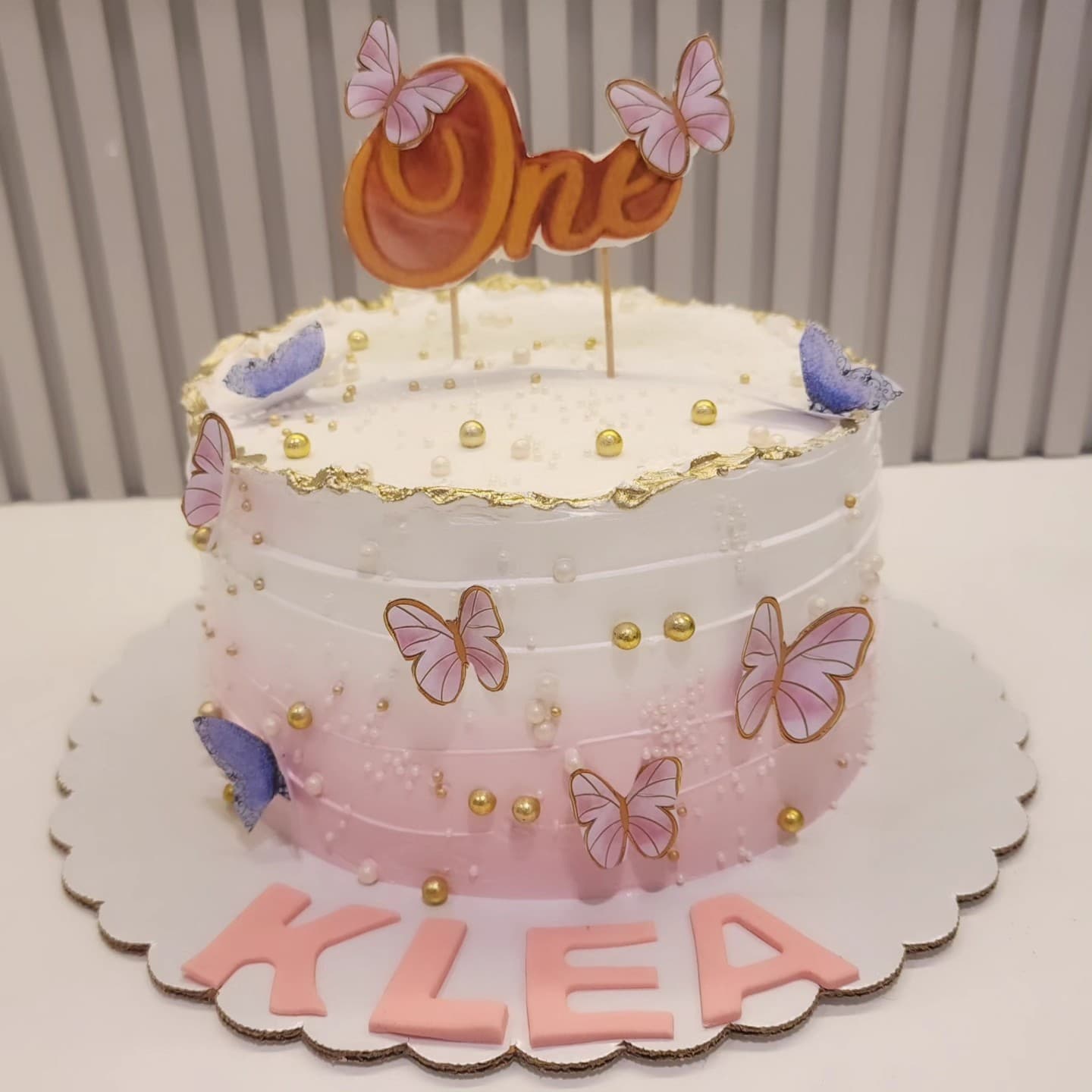 Torte Flutura për 1-Vjetor - Torte 1 Vjeç | Tortelinda Torte me flutura dhe numrin një për 1-vjetor