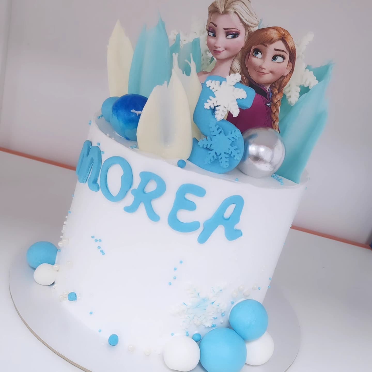 Torte Frozen me Elsa dhe Anna - Torte për Vajza | Tortelinda Torte Frozen me figura të Elsa dhe Anna, dekoruar me ngjyra blu dhe të bardha