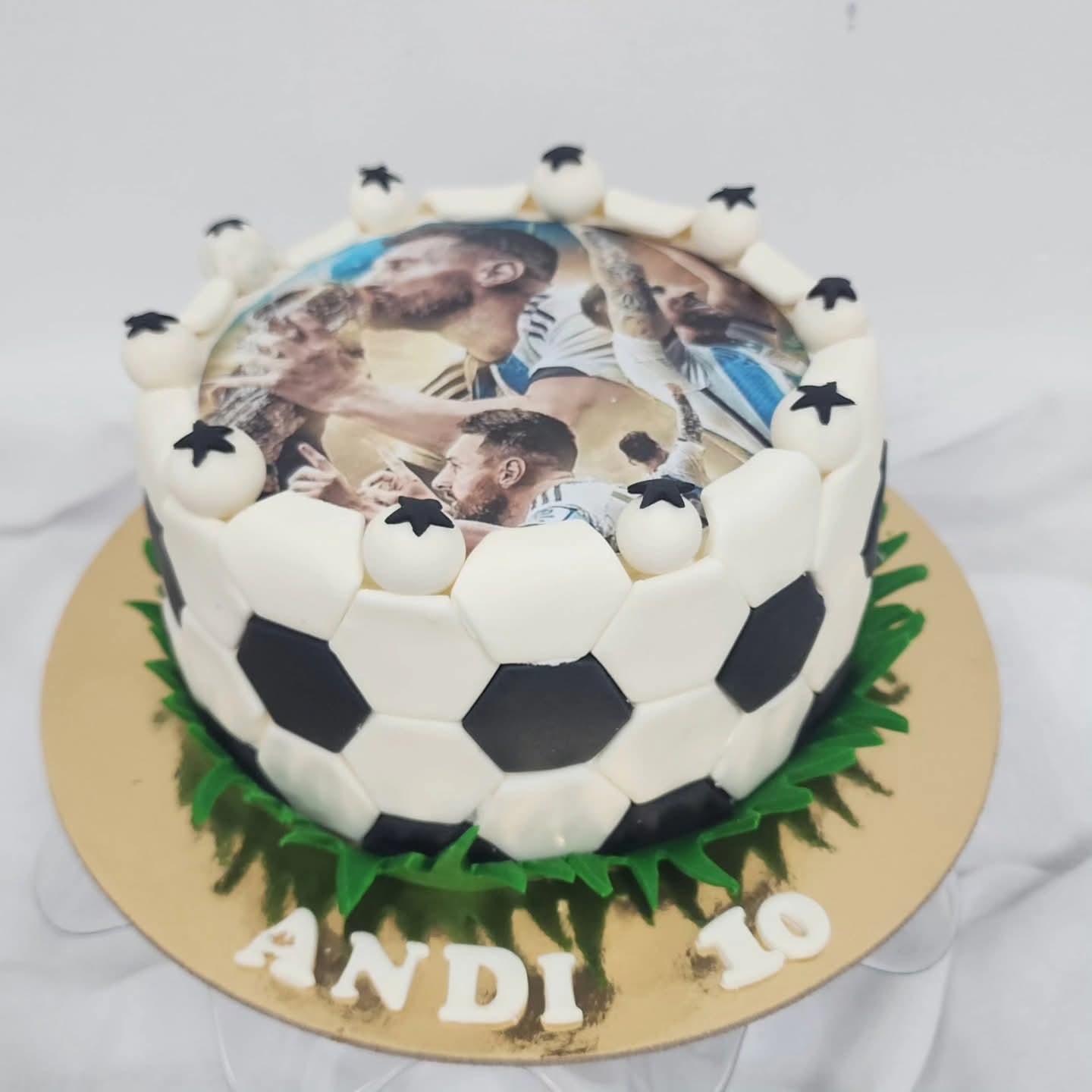 Torte futbolli me dizajn topi dhe detaje dekorative