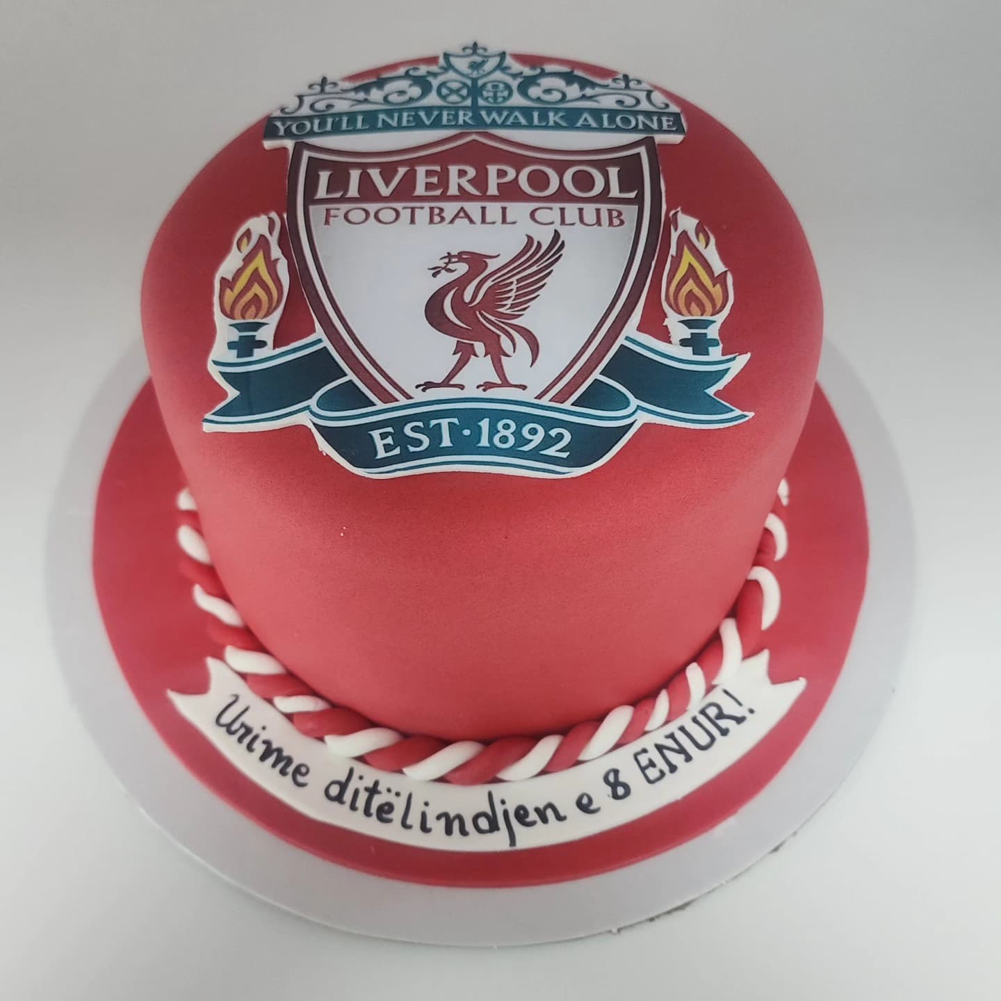 Torte Futbolli Liverpool Festive - Torte për Djem | Tortelinda Torte Futbolli Liverpool me logo dhe ngjyrë të kuqe