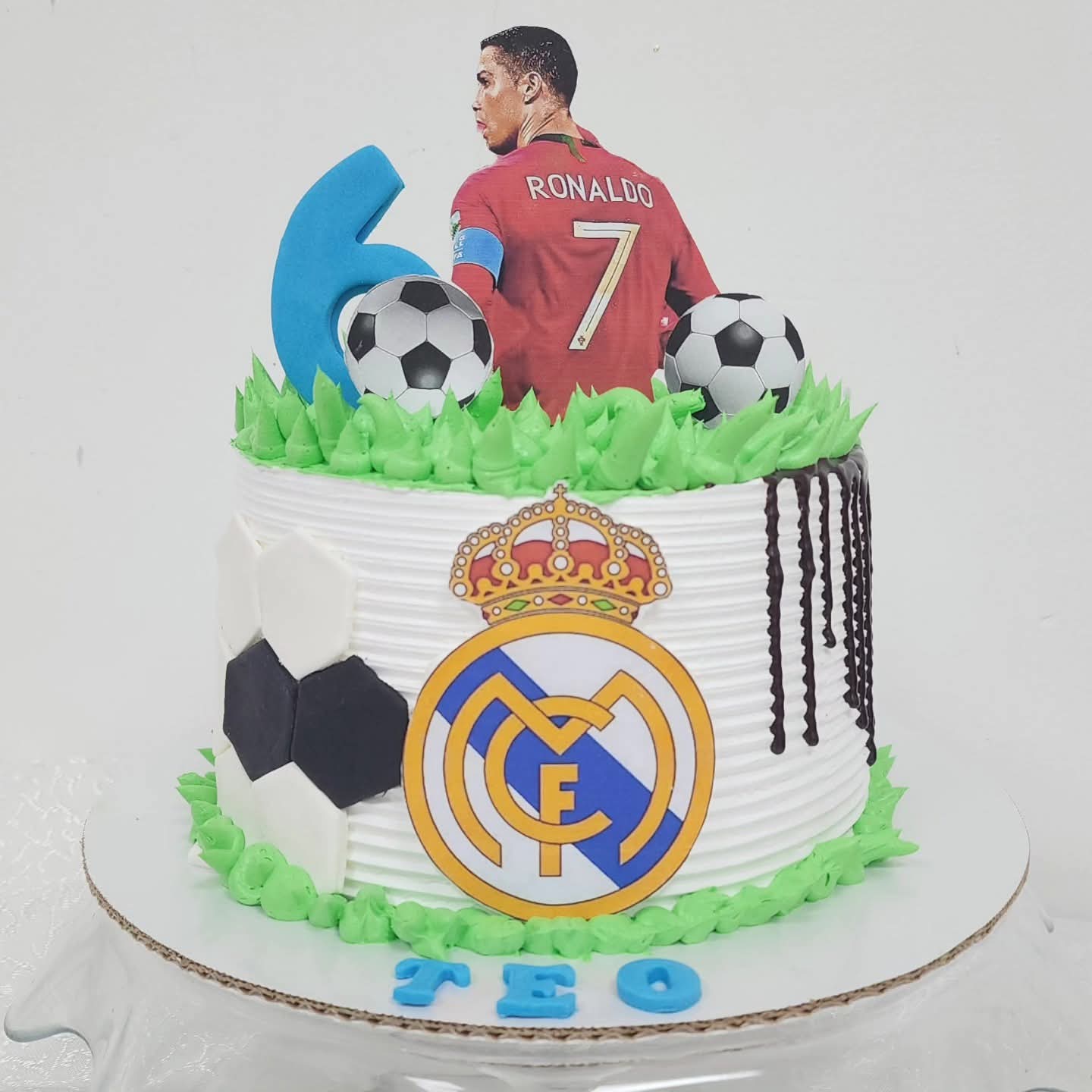 Torte Futbolli me Ronaldo - Torte për Djem | Tortelinda Torte futbolli me dizajn të Cristiano Ronaldo dhe topa futbolli