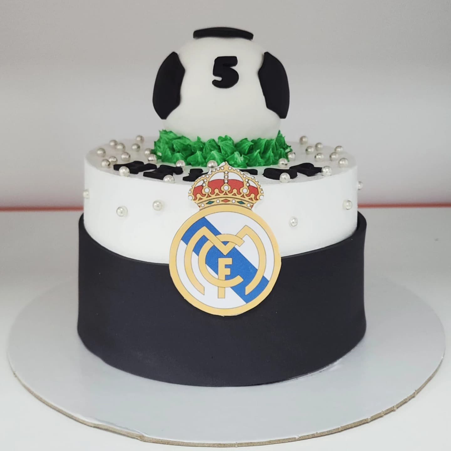 Torte me dizajn futbolli dhe logo të Real Madrid