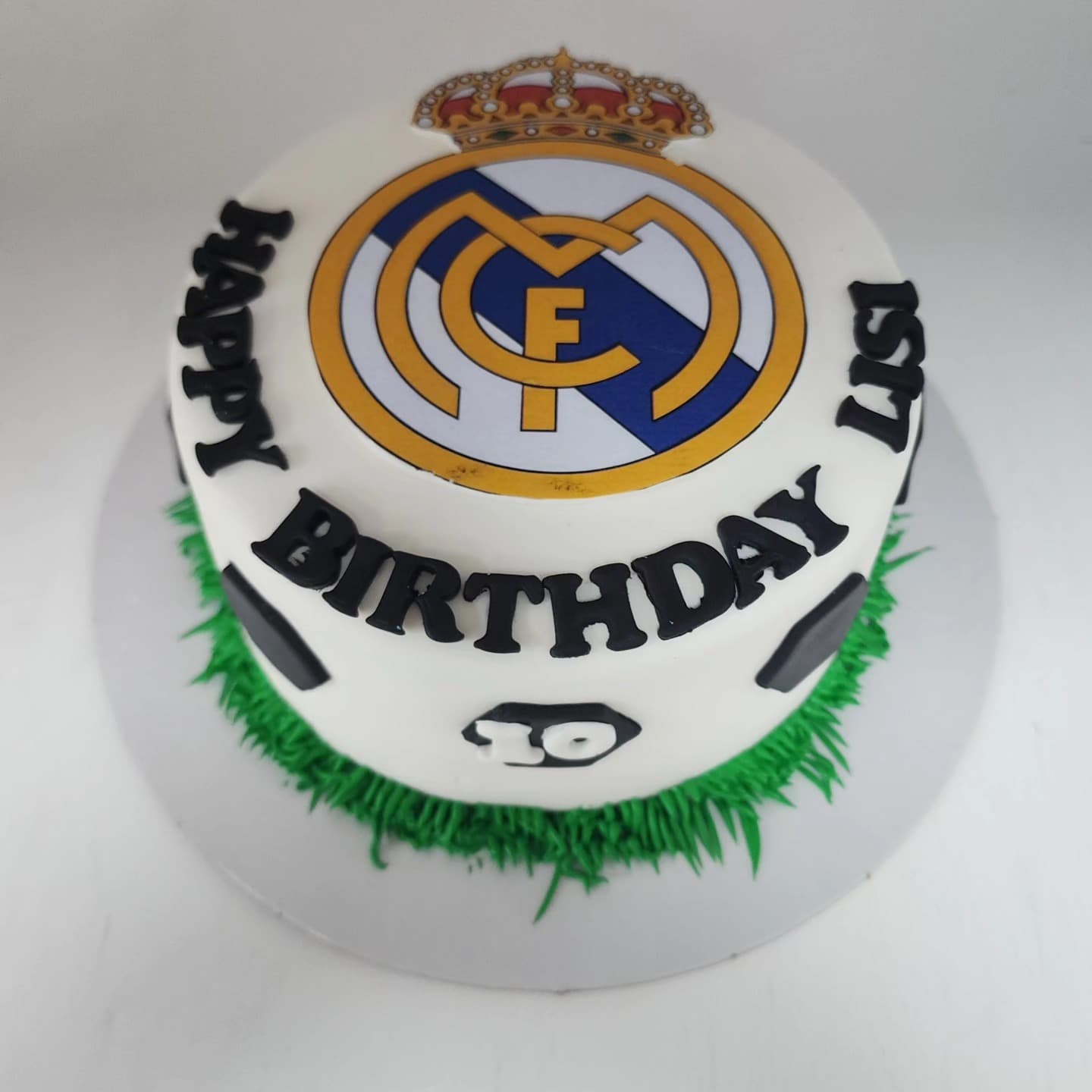 Torte me Futboll Real Madrid - Torte për Djem | Tortelinda Torte me dizajn të Real Madrid, e bardhë me logo dhe detaje të gjelbra