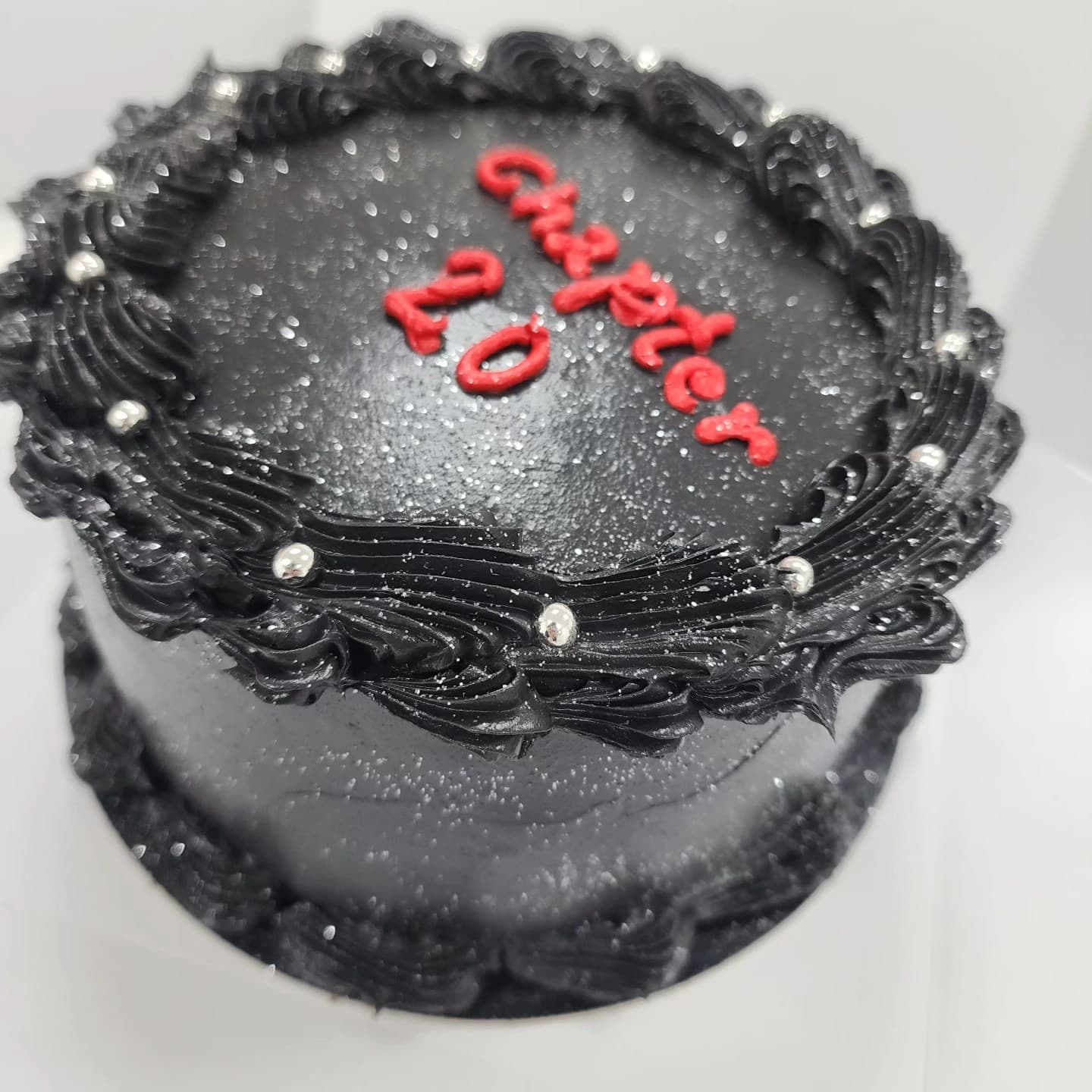 Torte e zezë elegante me shkëlqim dhe dekorime për 20 vjetor