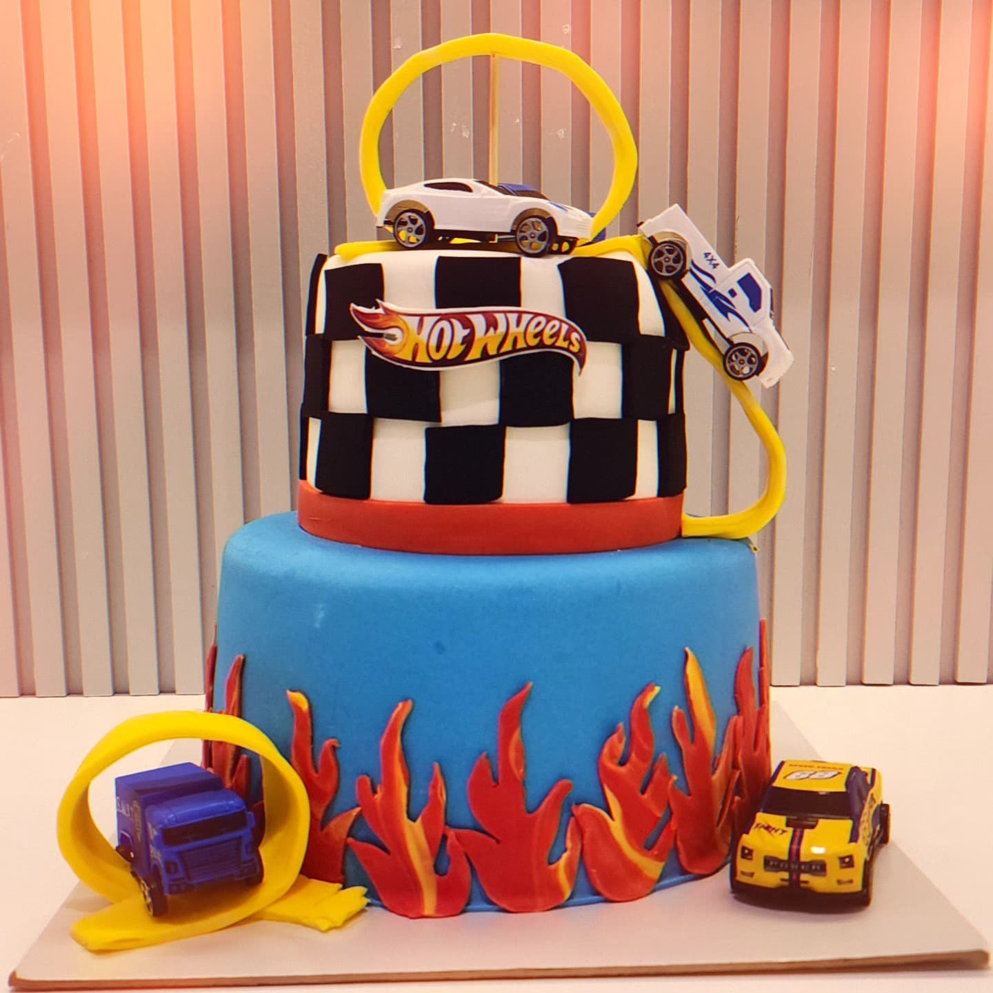 Torte Hot Wheels me Makina - Torte për Djem | Tortelinda Torte Hot Wheels me makina dhe dizajn flakësh