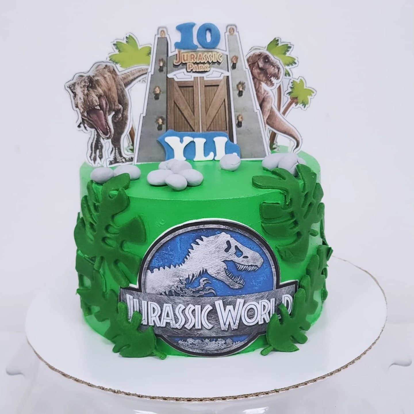 Torte me temë Jurassic World për 10-vjetor