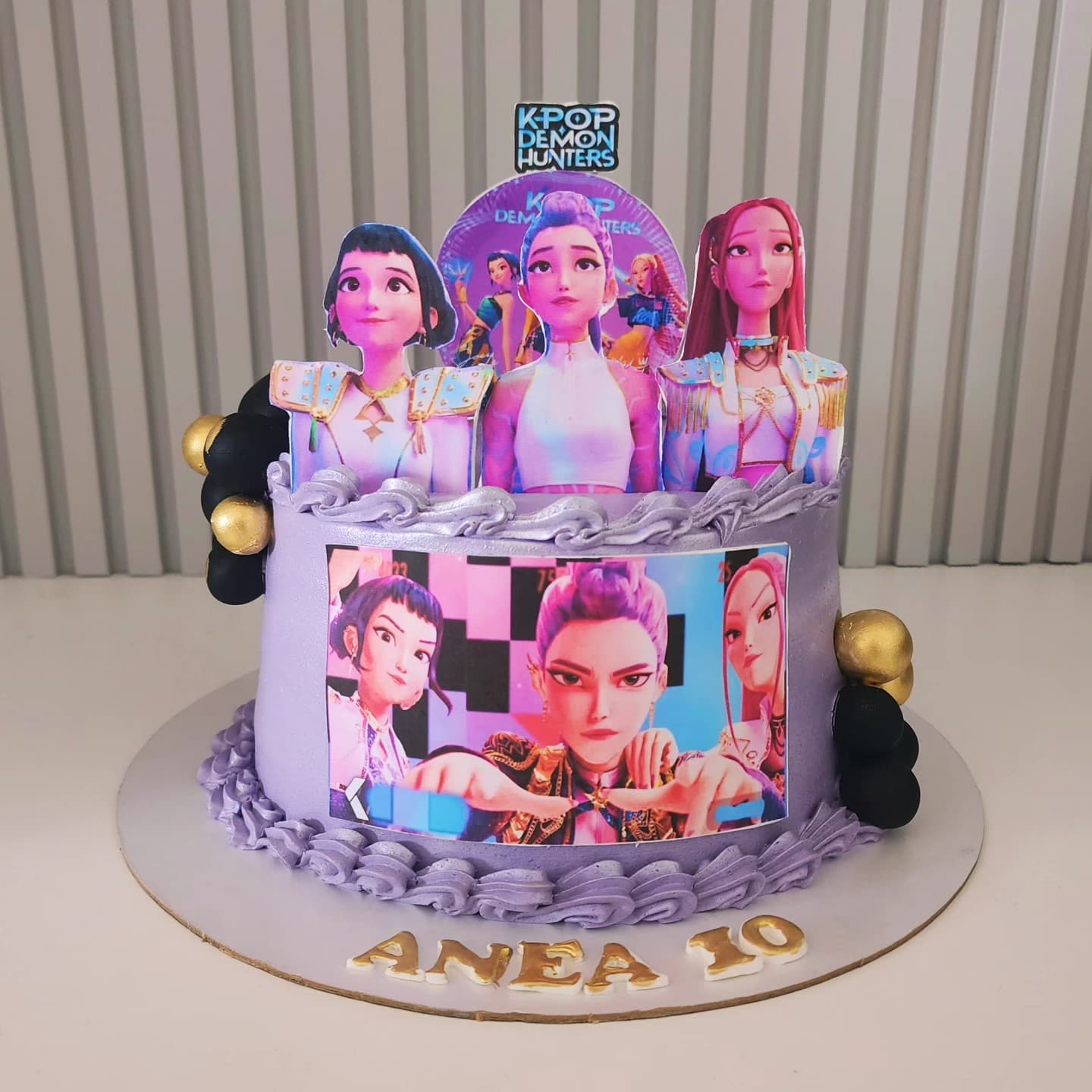 Torte me temë K-Pop Demon Hunters për ditëlindje vajzash