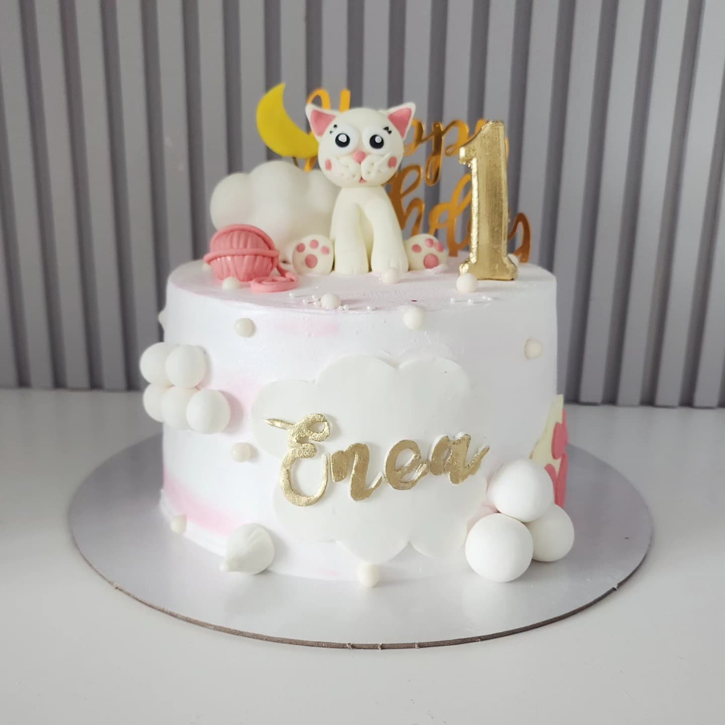 Torte për 1-vjetor me dizajn mace dhe numrin 1