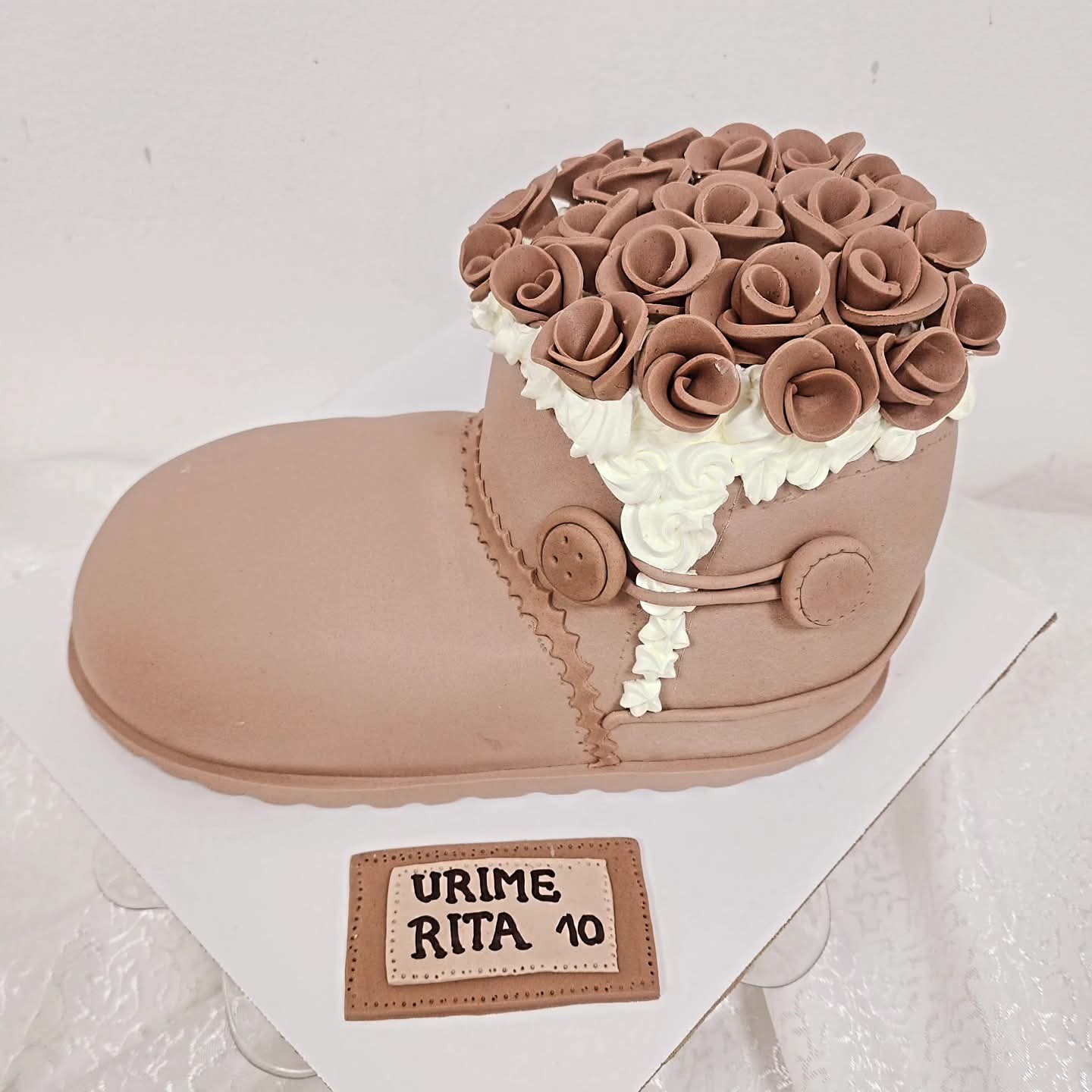 Torte per vajza në formë këpuce me trëndafila për 10 vjetor