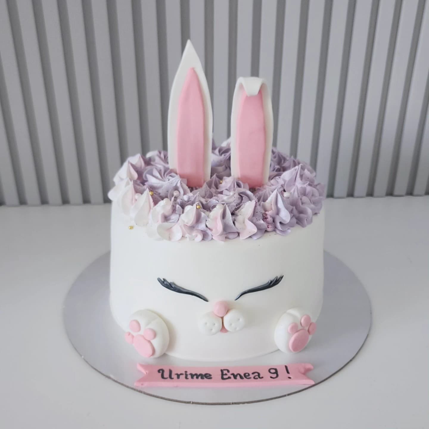 Torte lepurush me veshë rozë për ditëlindje fëmijësh