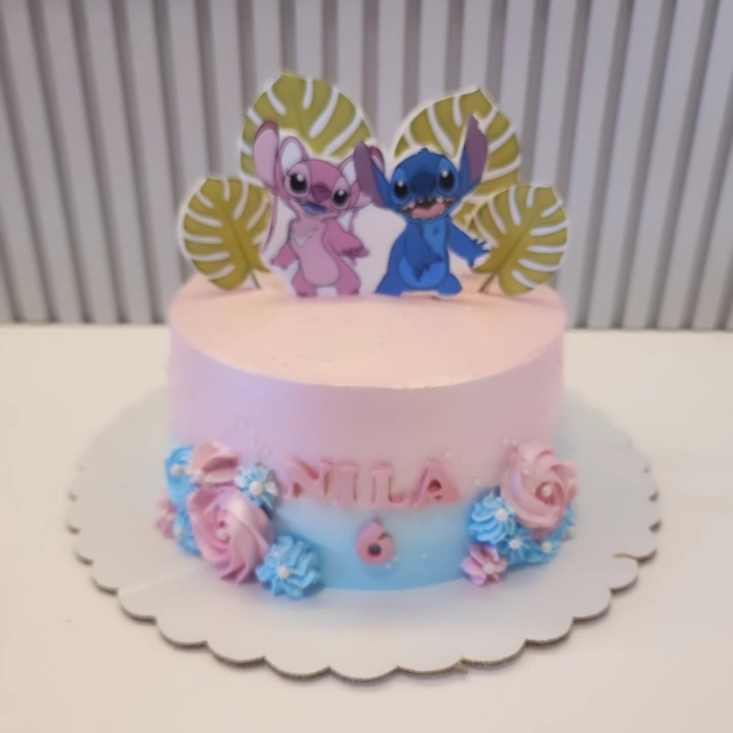 Torte Lilo & Stitch Rozë - Torte për Vajza | Tortelinda Torte me tema Lilo & Stitch në ngjyrë rozë dhe blu me dekorime lulesh