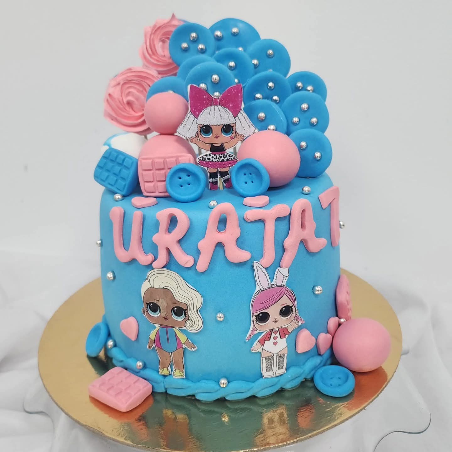 Torte LOL Surprise me dekorime të kaltër dhe rozë dhe personazhe