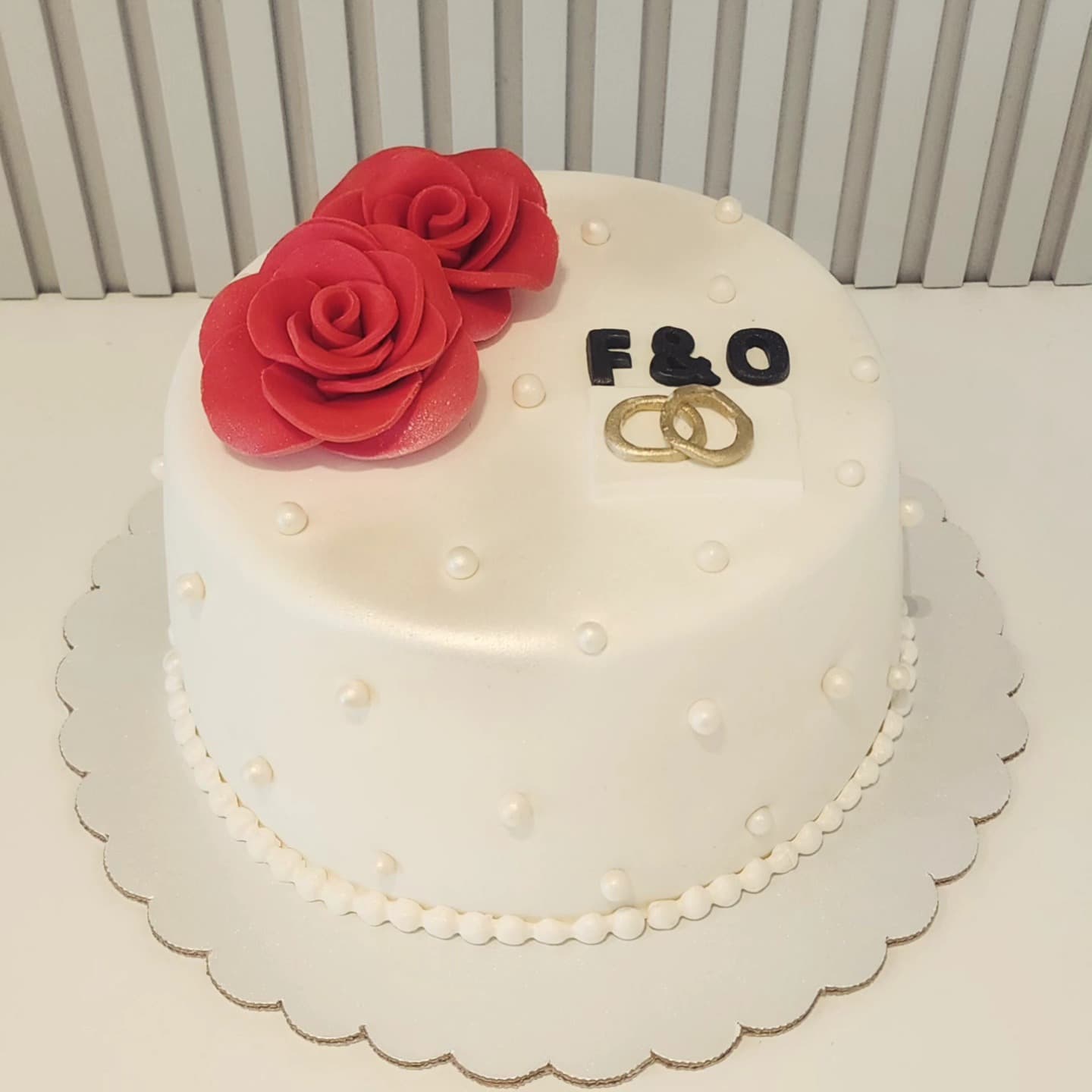 Torte martese me trëndafila të kuqe dhe perla