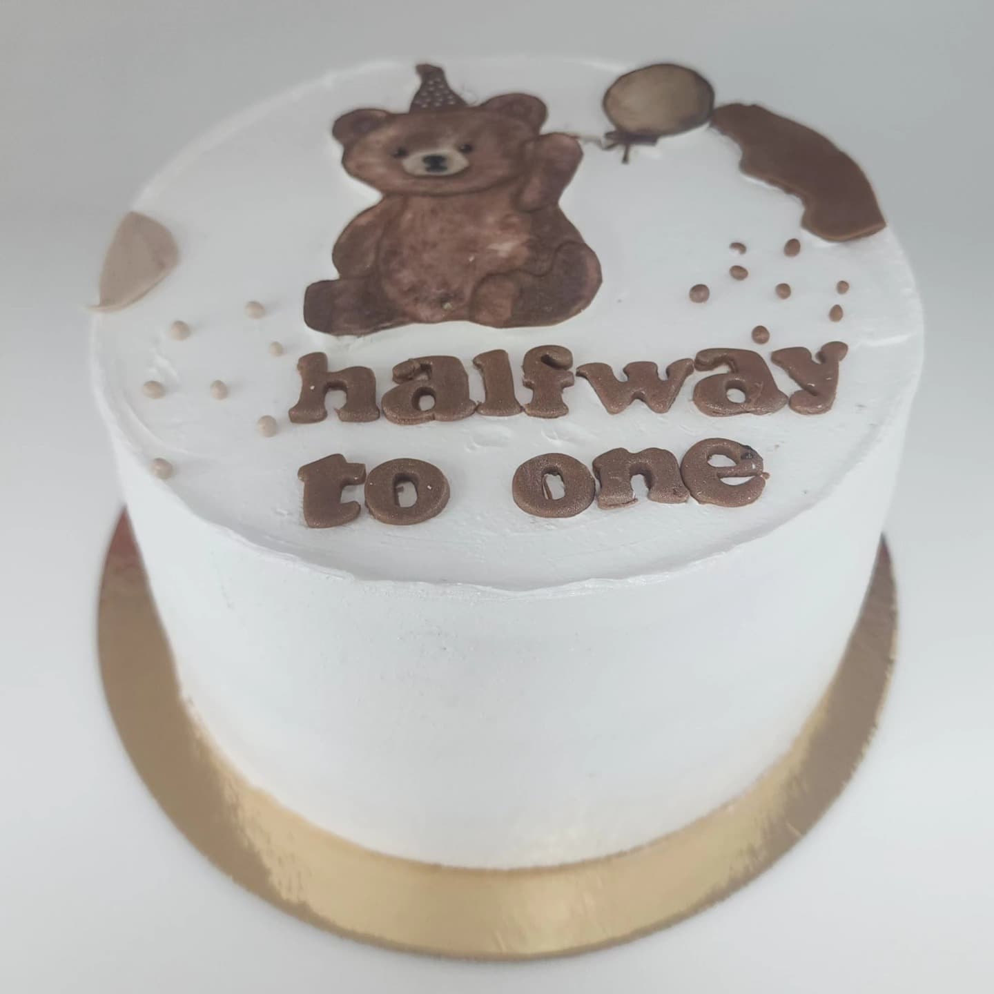 Torte me Arush për 6-Muajsh - Torte për Fëmijë | Tortelinda Torte me arush dhe mbishkrim 'halfway to one' për 6-muajsh