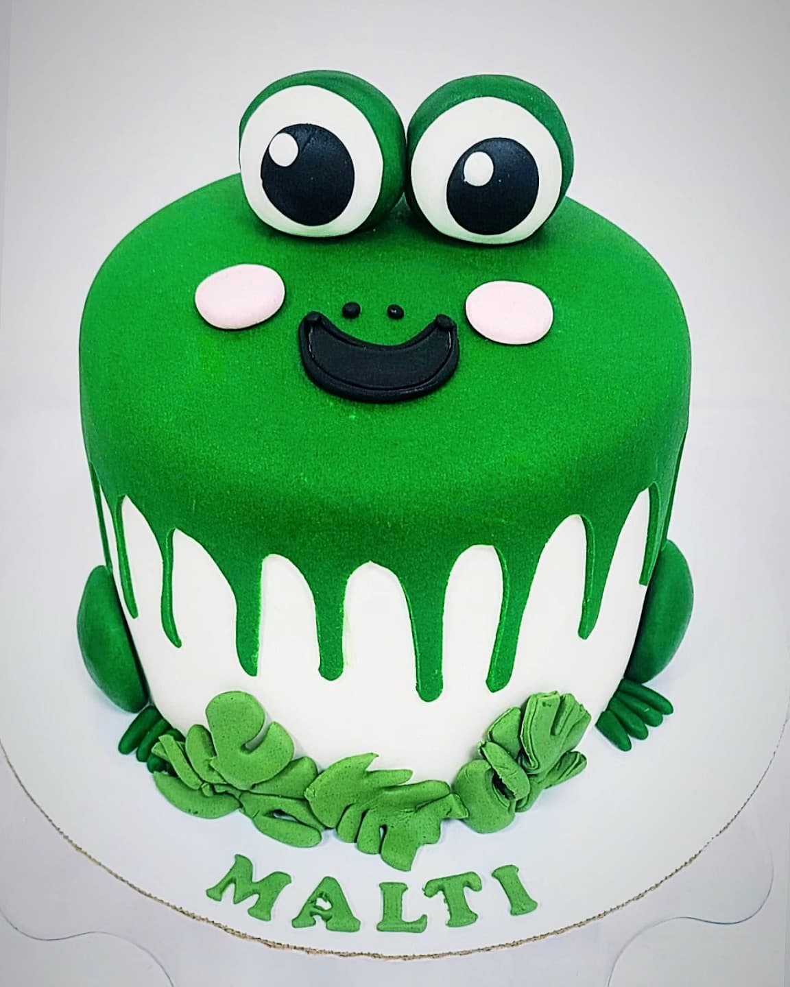 Torte me dizajn bretkose, ngjyrë e gjelbër me sy të mëdhenj
