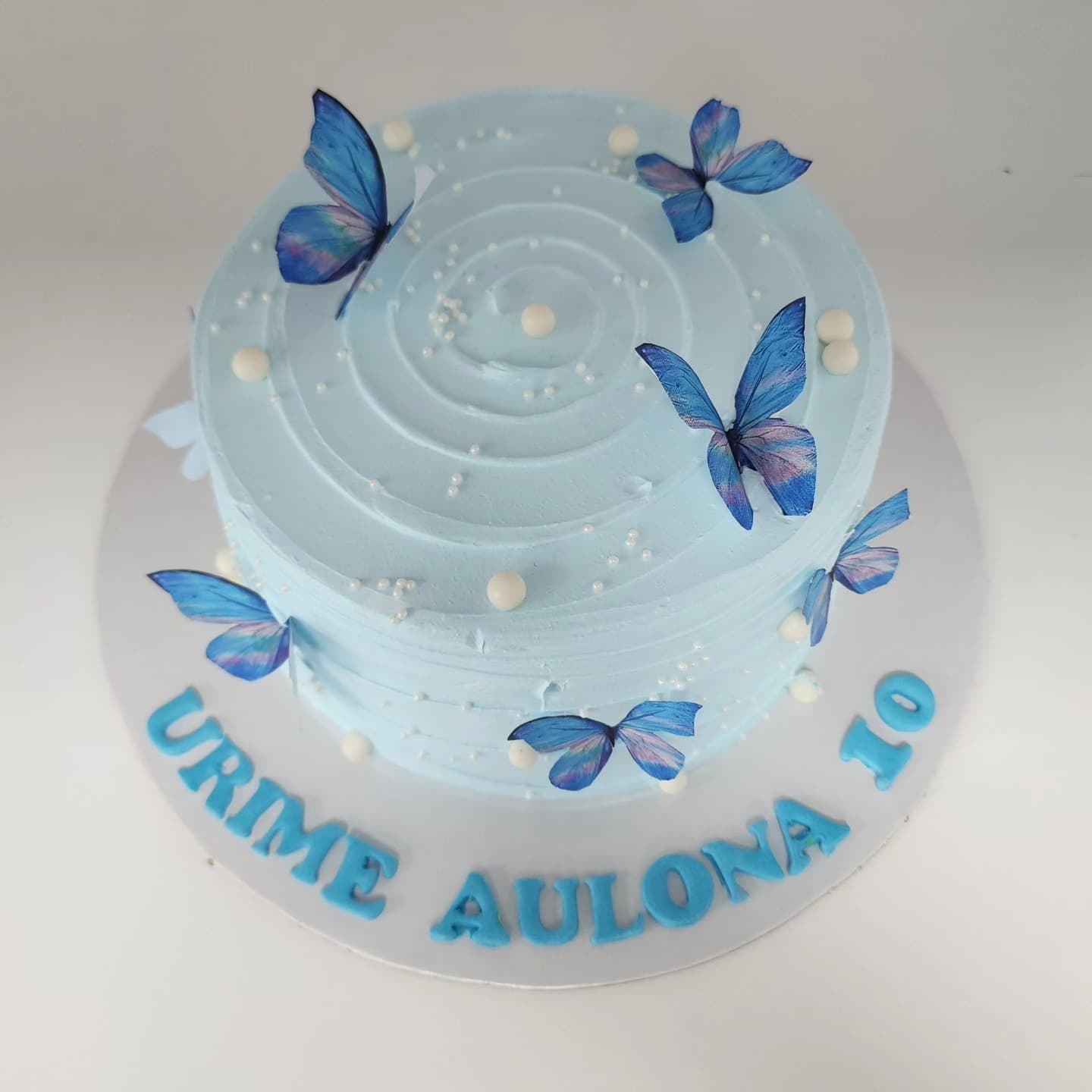 Torte me Flutura Blu - Torte për Vajza | Tortelinda Torte blu me flutura dhe dekorime