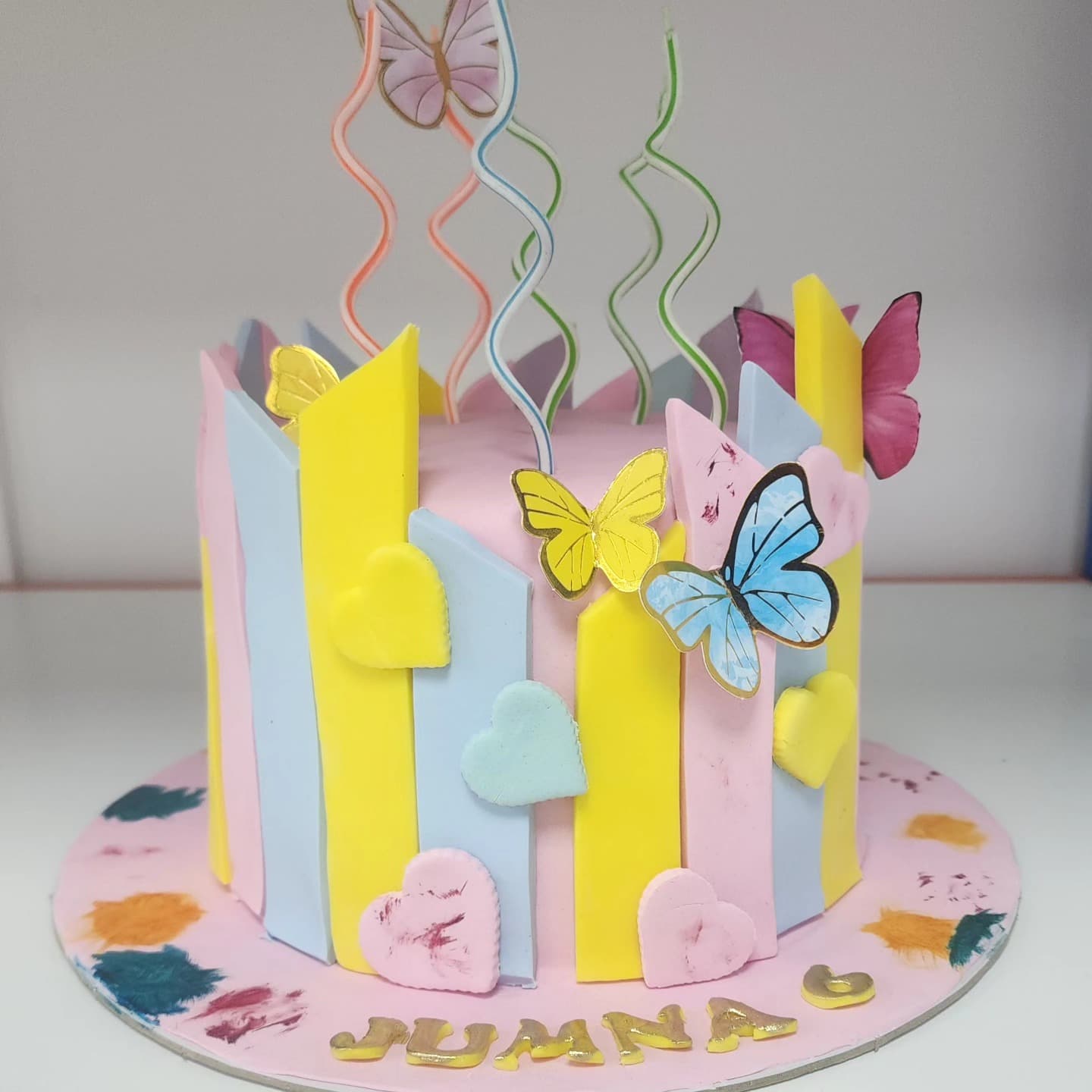 Torte me Flutura dhe Ngjyra - Torte për Vajza | Tortelinda Torte me flutura dhe ngjyra pastel