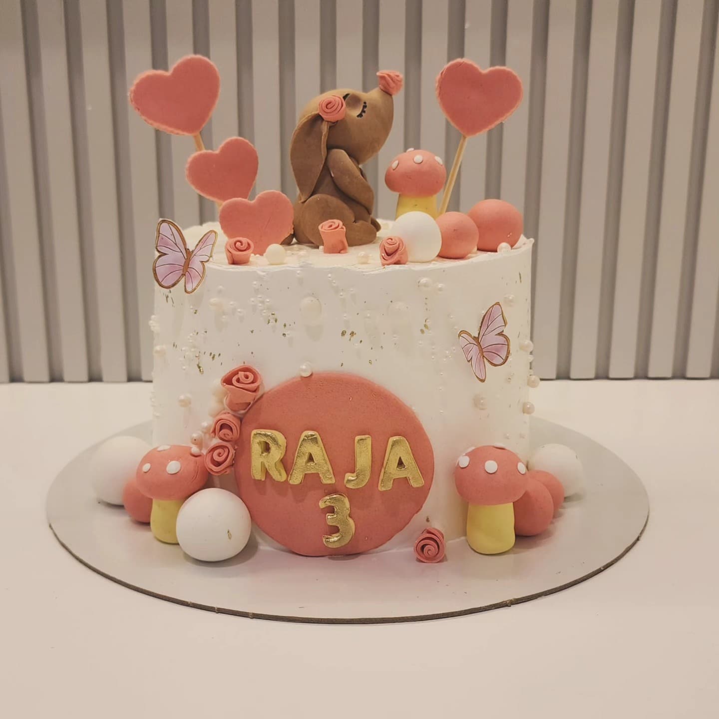 Tortë me kafshë, zemra rozë dhe flutura për fëmijë