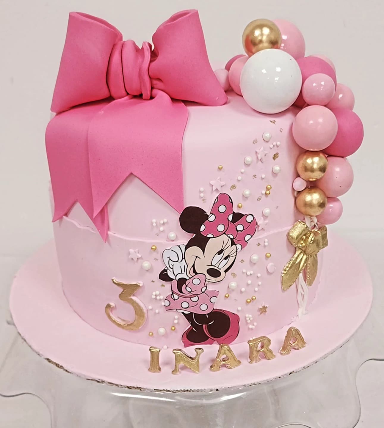 Torte Minnie Mouse me dekor rozë dhe fjongë