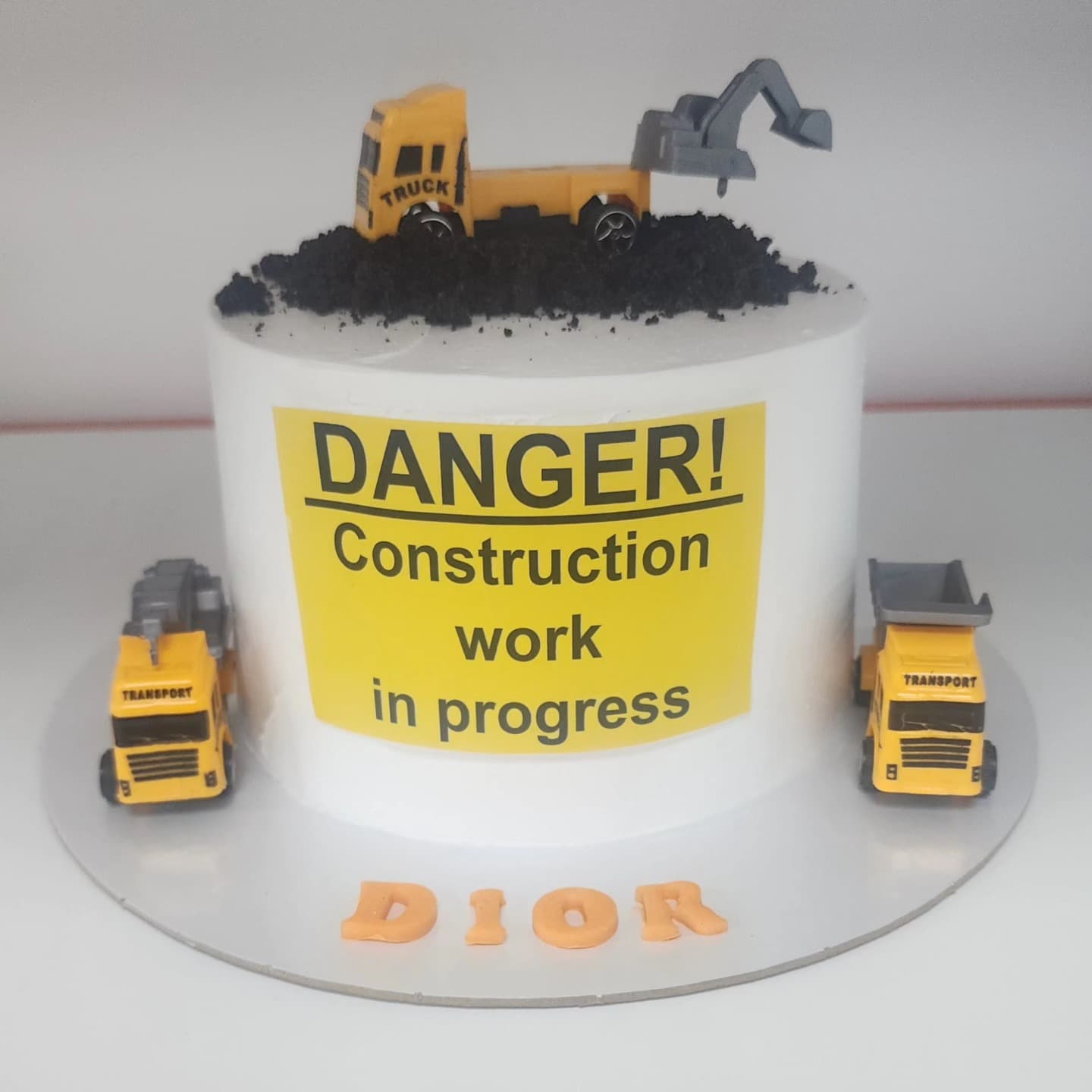 Torte me temë ndërtimi dhe kamionë për fëmijë