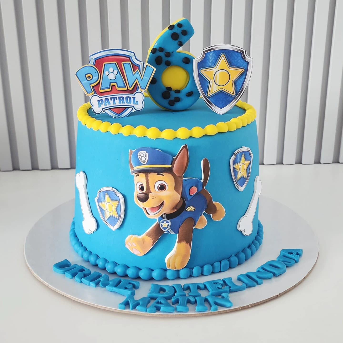 Torte Paw Patrol me Chase për ditëlindjen e 6-të