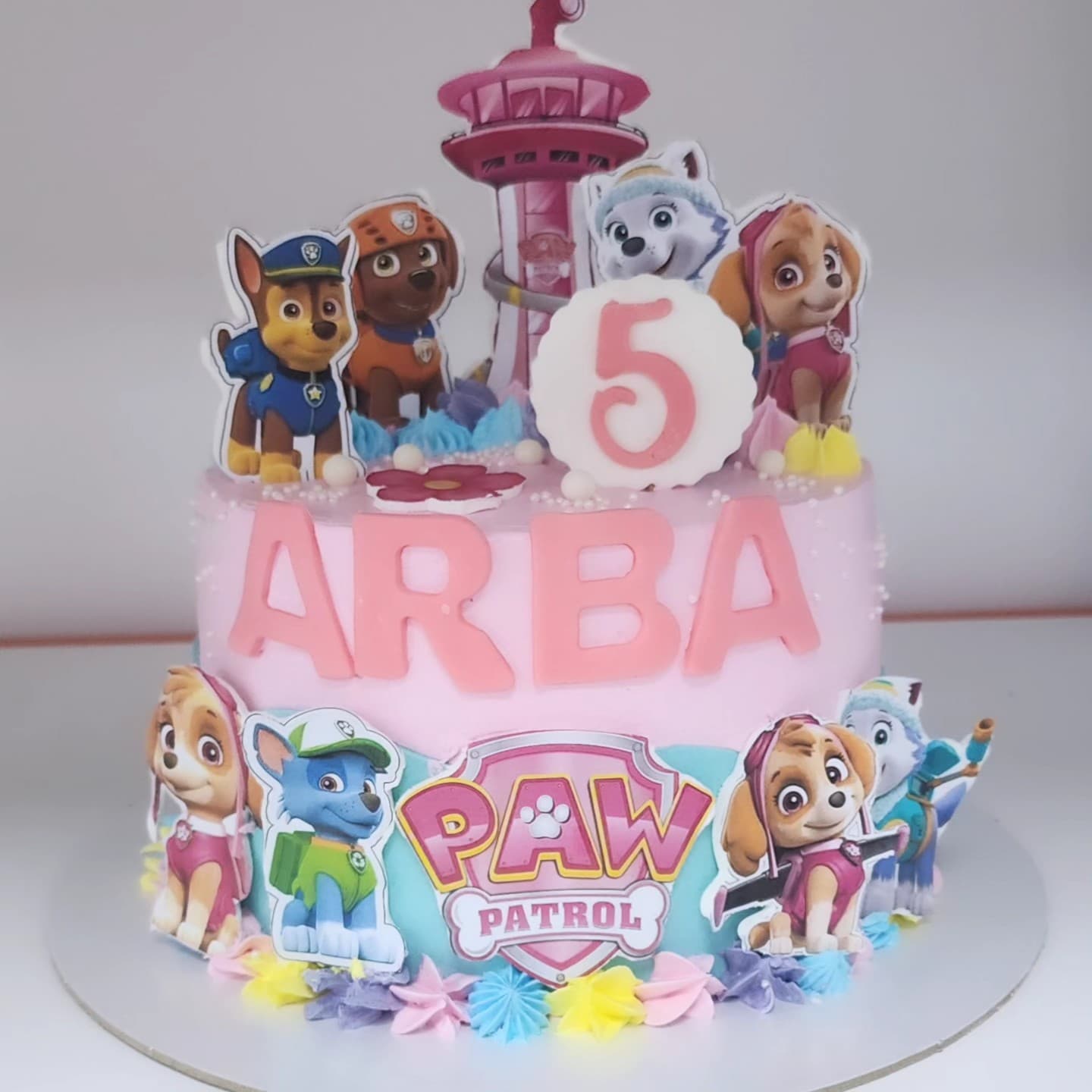 Torte Paw Patrol me Kullën Rozë - Torte për Vajza | Tortelinda Torte Paw Patrol me Kullën Rozë dhe personazhet Chase dhe Skye