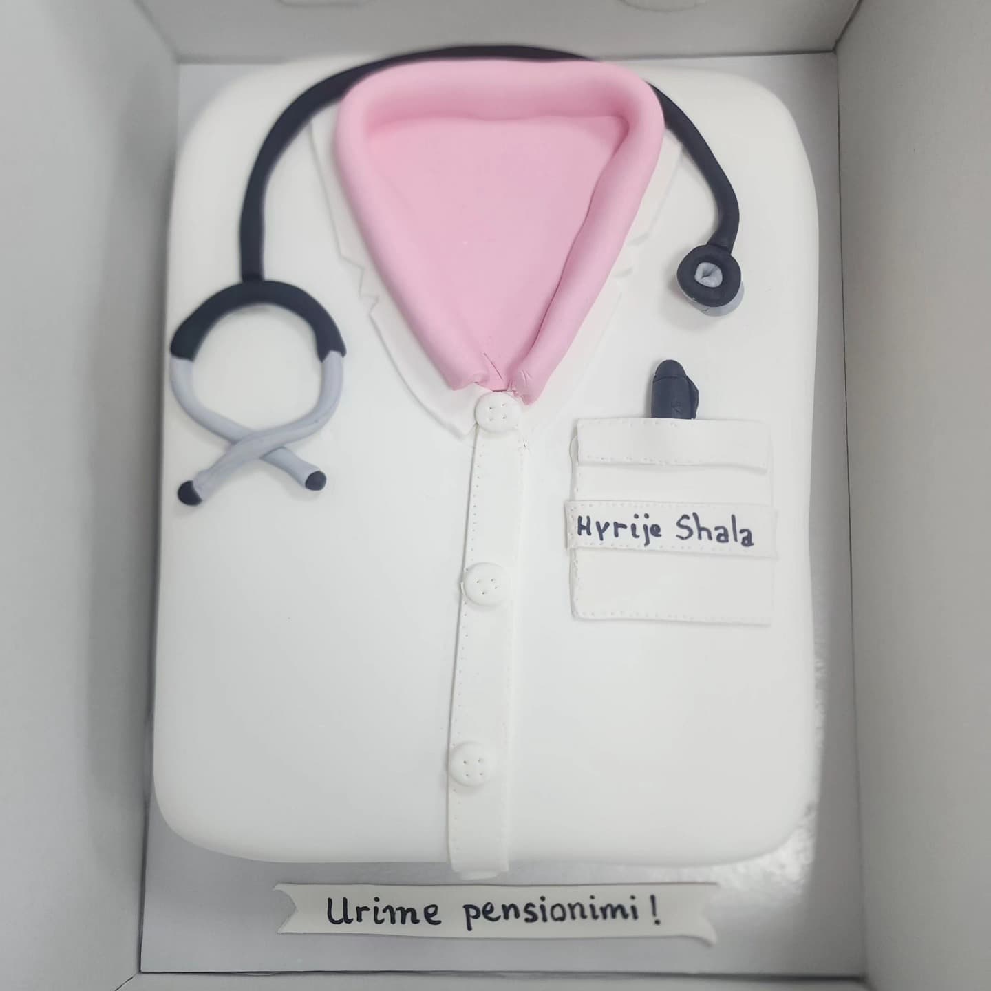 Torte Pensionimi Doktori - Torte për Ditëlindje | Tortelinda Torte me dizajn mantel mjekësor për pensionim doktori