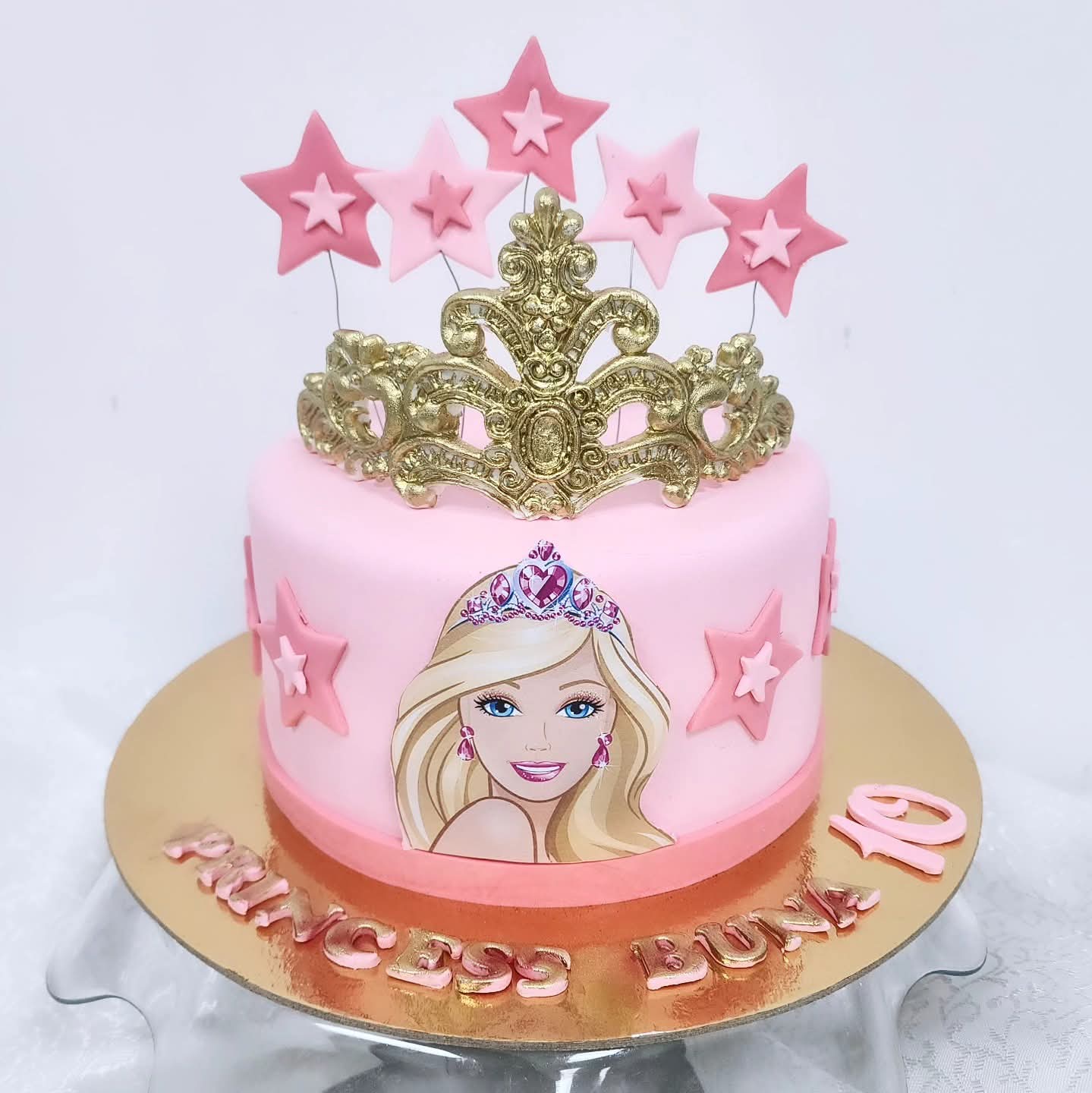 Torte Barbie me kurorë të artë dhe yje rozë