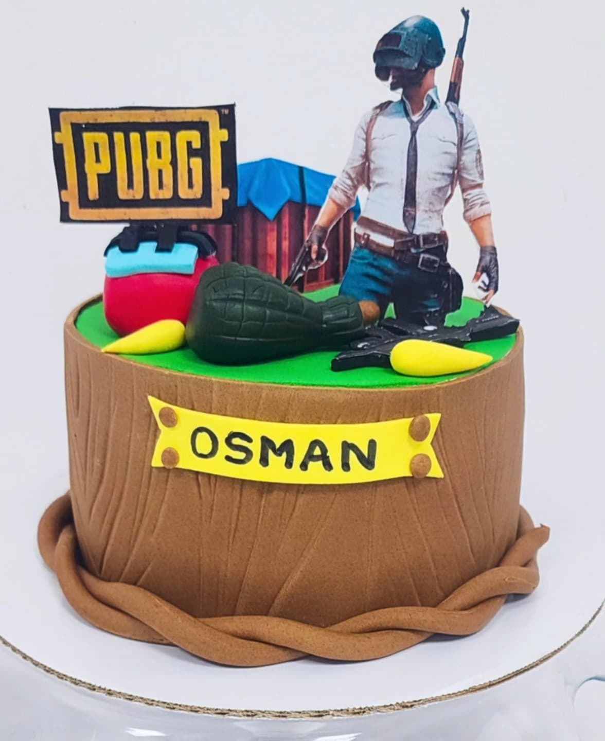Torte me temë PUBG me figurë lojtari dhe elemente lojërash
